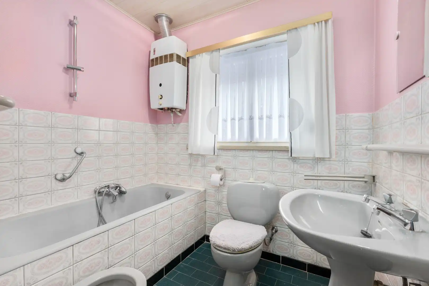 Zeer ruime kloeke woning met grote tuin! foto 16