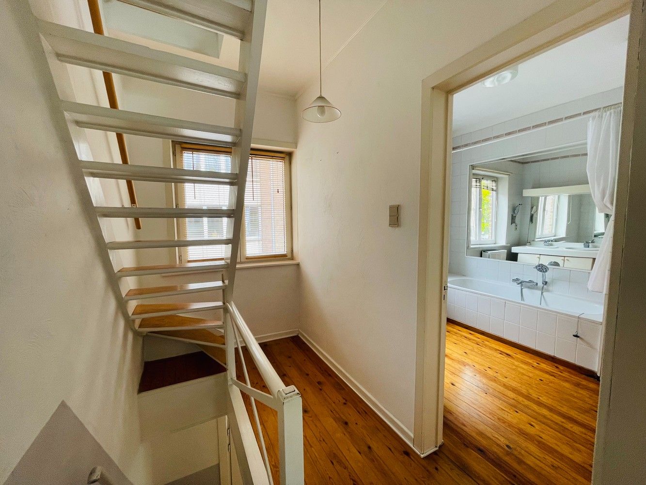 Brugge centrum rustige ligging, vlakbij alle winkels LEUK INSTAPKLAAR WOONHUIS met KOER+ GROOT ZONNETERRAS op de 1éVerd, 2 mooie slaapkamers foto 10