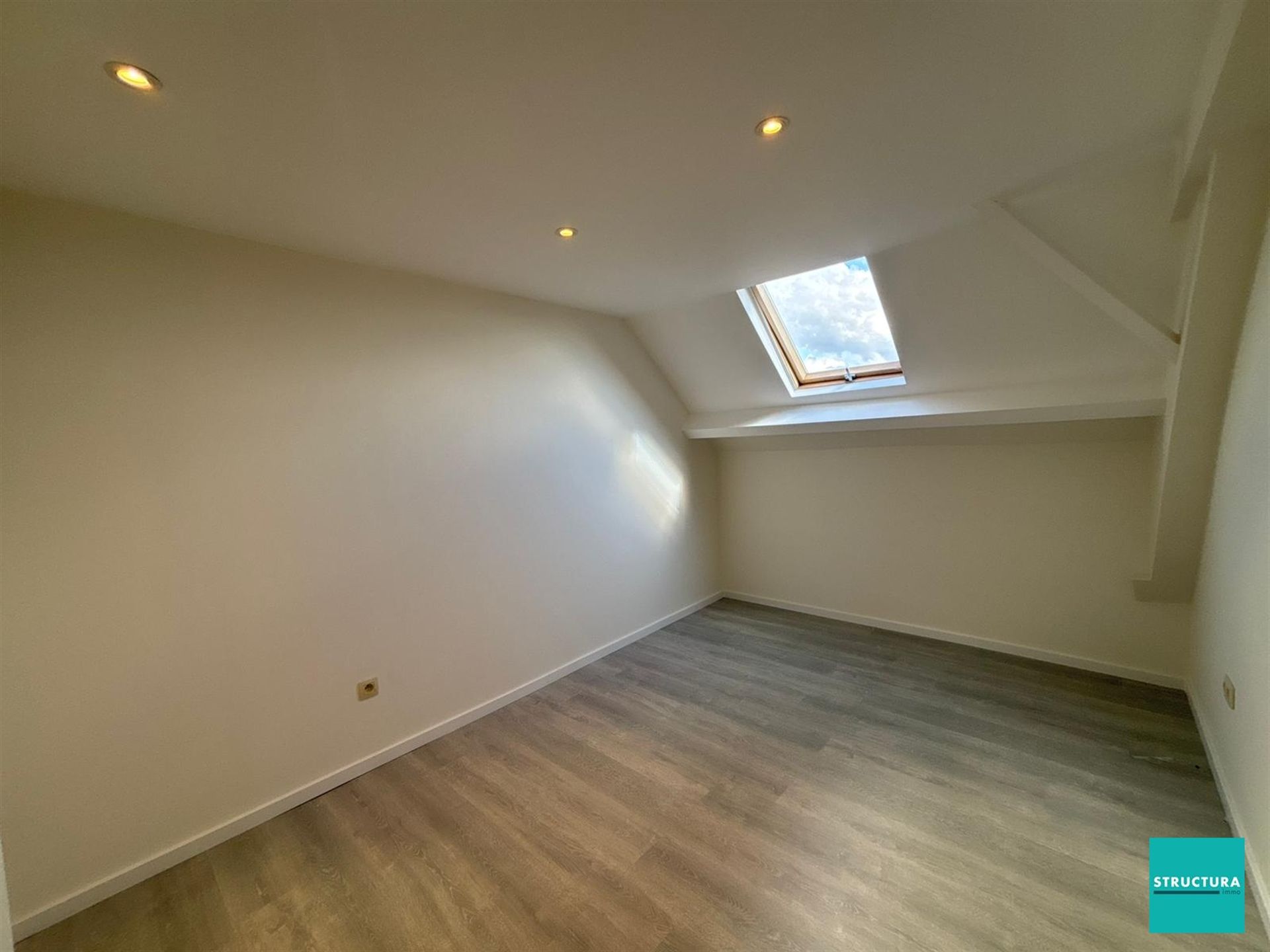 Volledig gerenoveerde, ruime woning met vlotte bereikbaarheid! foto 25