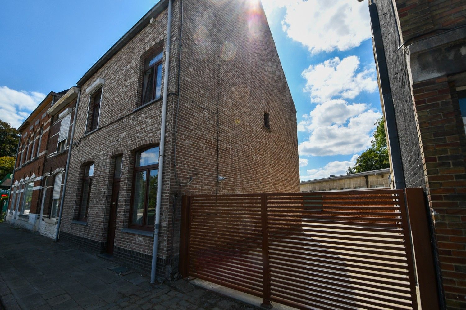 Ruime woning met 4 slaapkamers en grote tuin foto {{pictureIndex}}