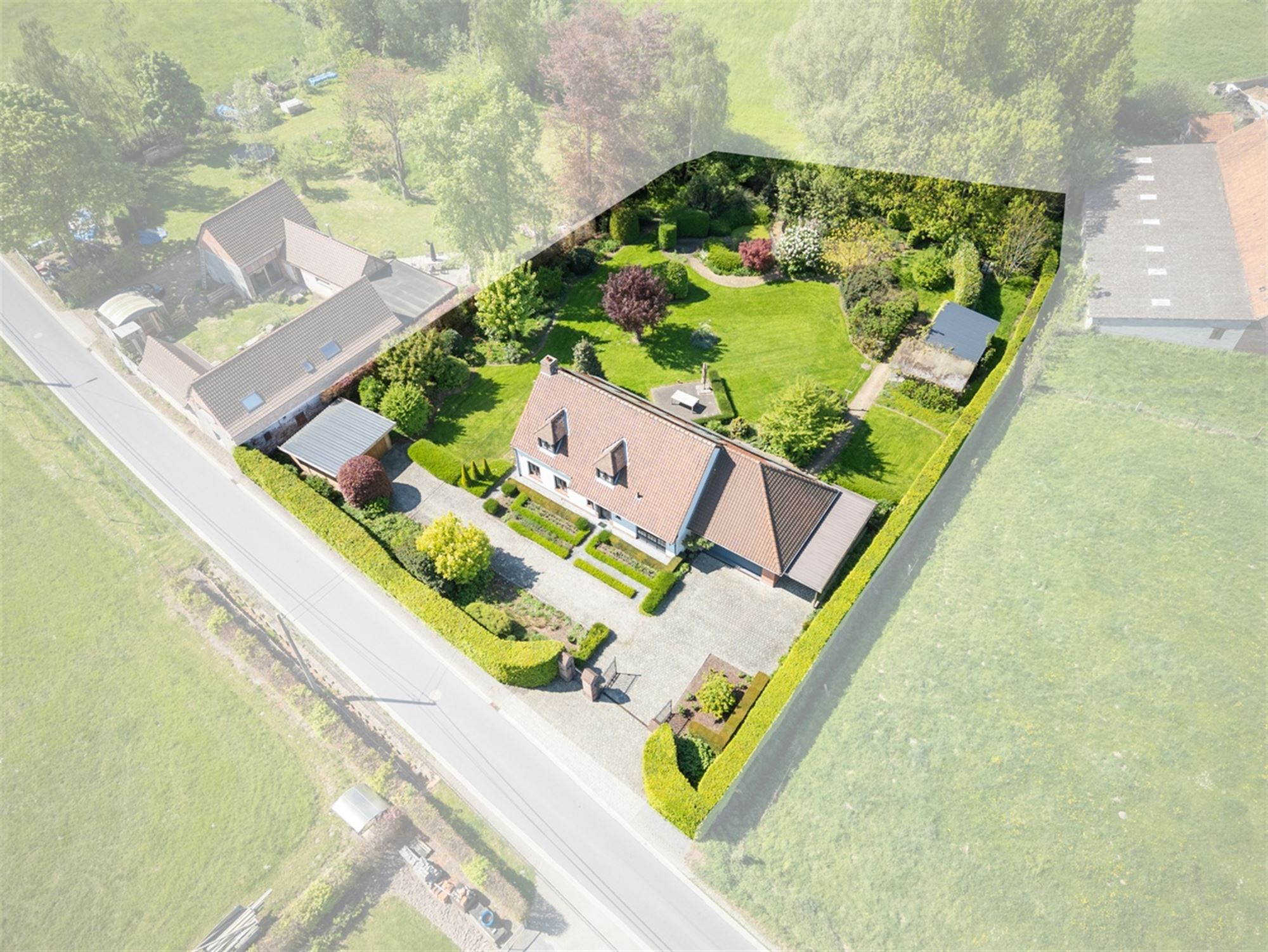 Charmante instapklare VILLA op een perceel van 2.700m² foto 3