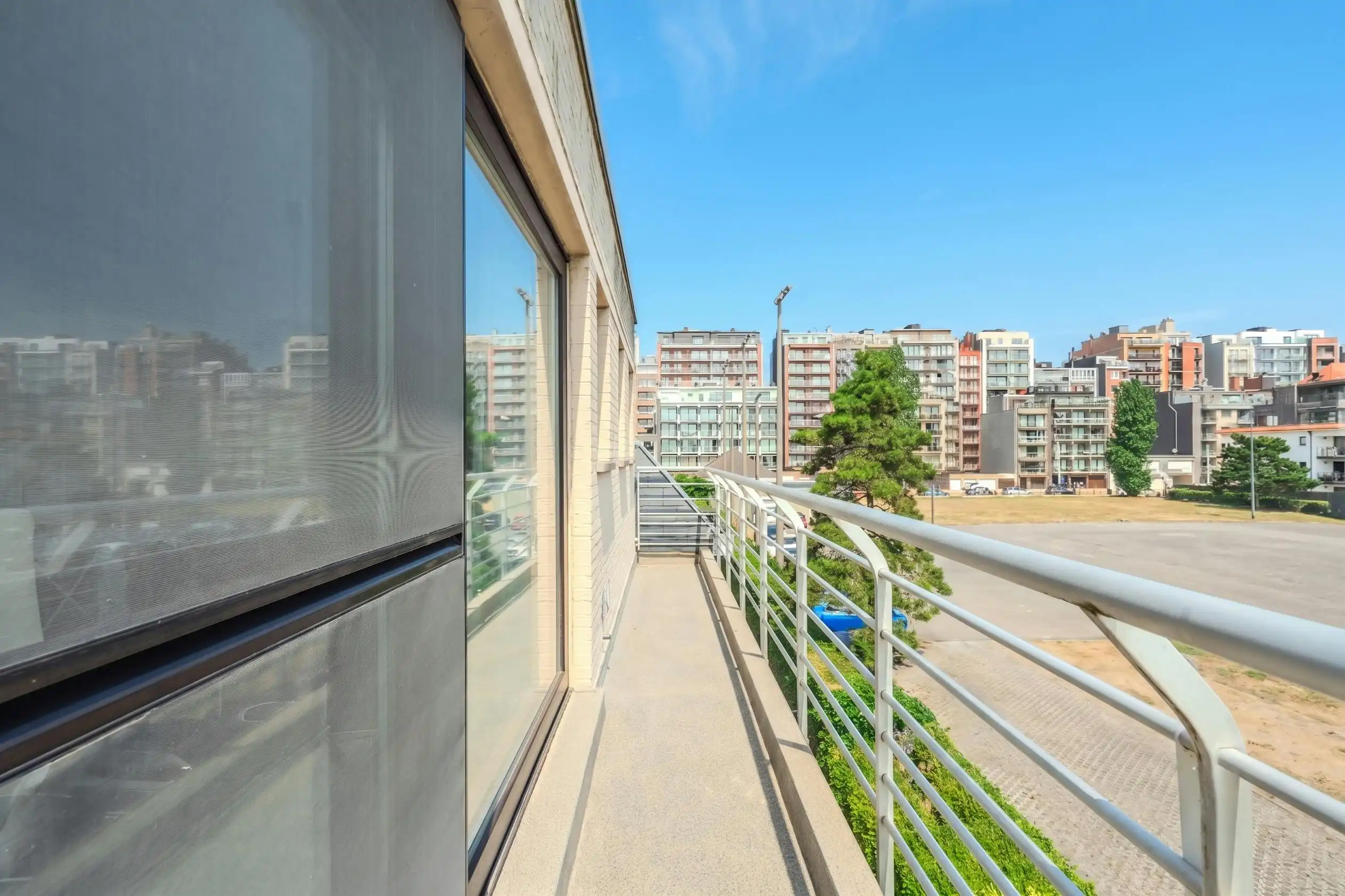 Prachtig gerenoveerd appartement met terras en 2 slaapkamers foto 2