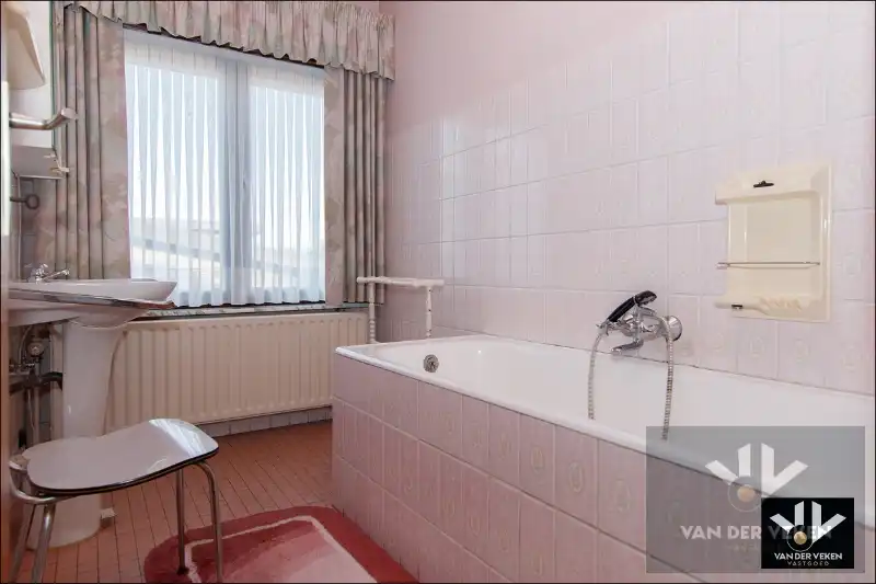 SPLIT-LEVEL WONING OP PERCEEL VAN 07a80ca ZEER GOEDE BEREIKBAARHEID foto 12