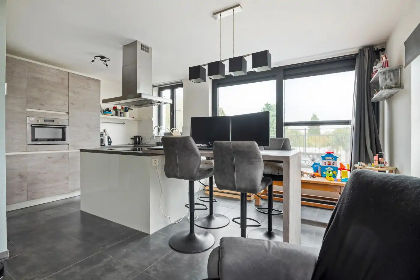 Centraal gelegen opbrengsteigendom met handelsgelijkvloers en app. op de 1e verd. foto 16