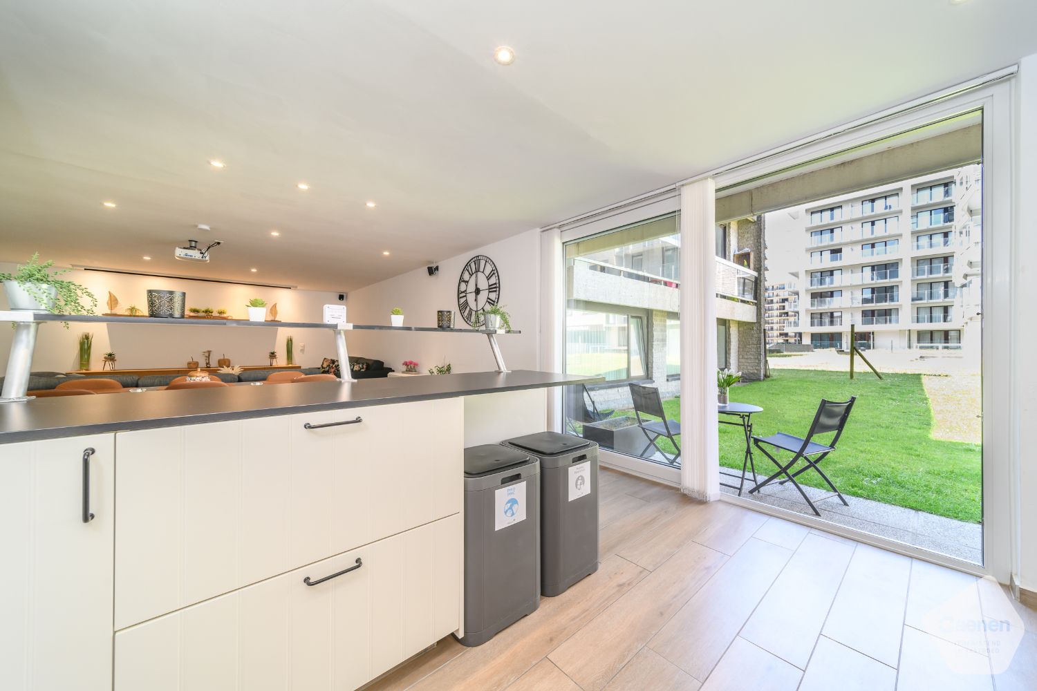Gelijkvloers, instapklaar appartement met terras en tuin – volledig bemeubeld en op toplocatie vlakbij de Zeedijk! foto 9