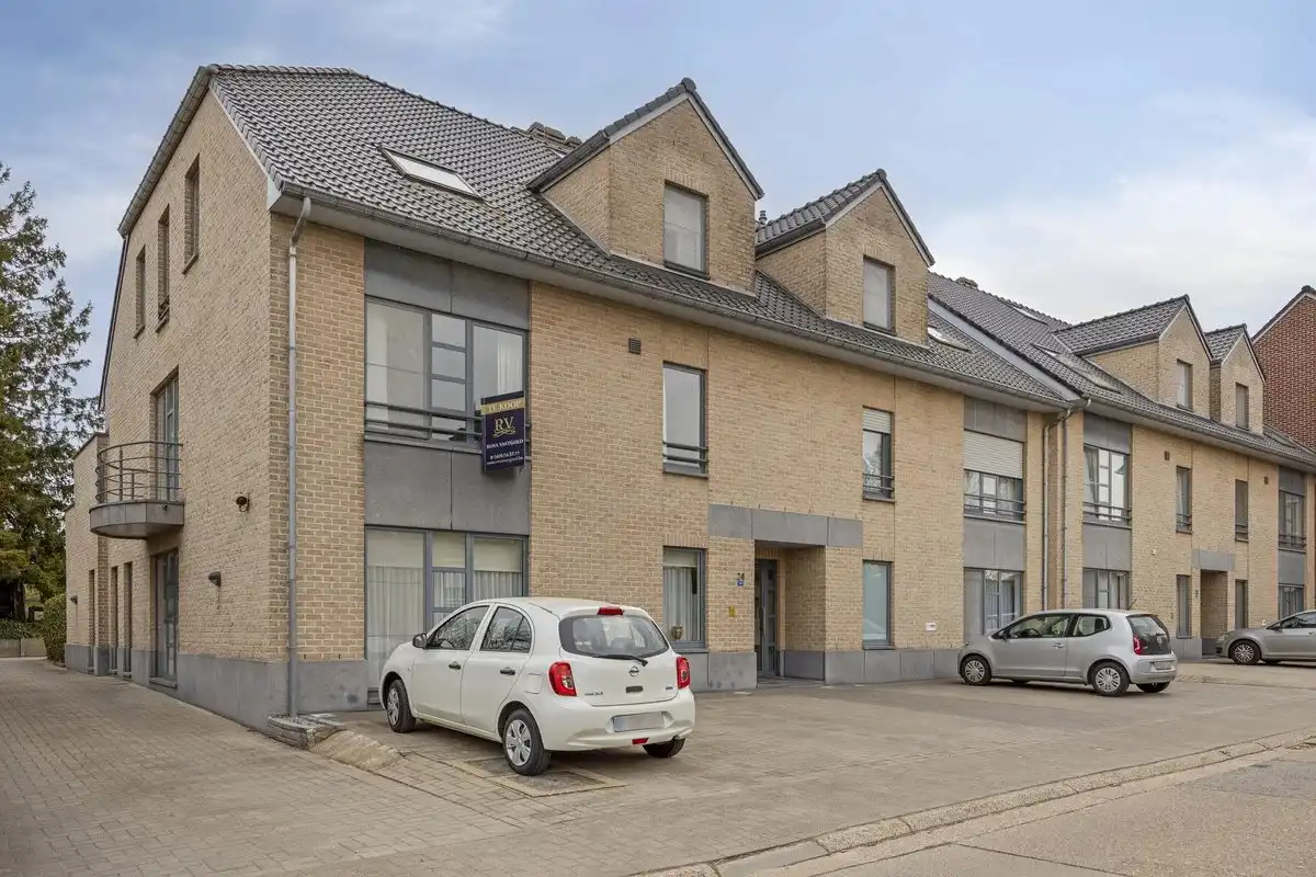 LICHTRIJK APPARTEMENT VAN 92M²  MET TWEE SLPK'S EN UNIEK TERRAS VAN 27M² IN KESSELT foto {{pictureIndex}}