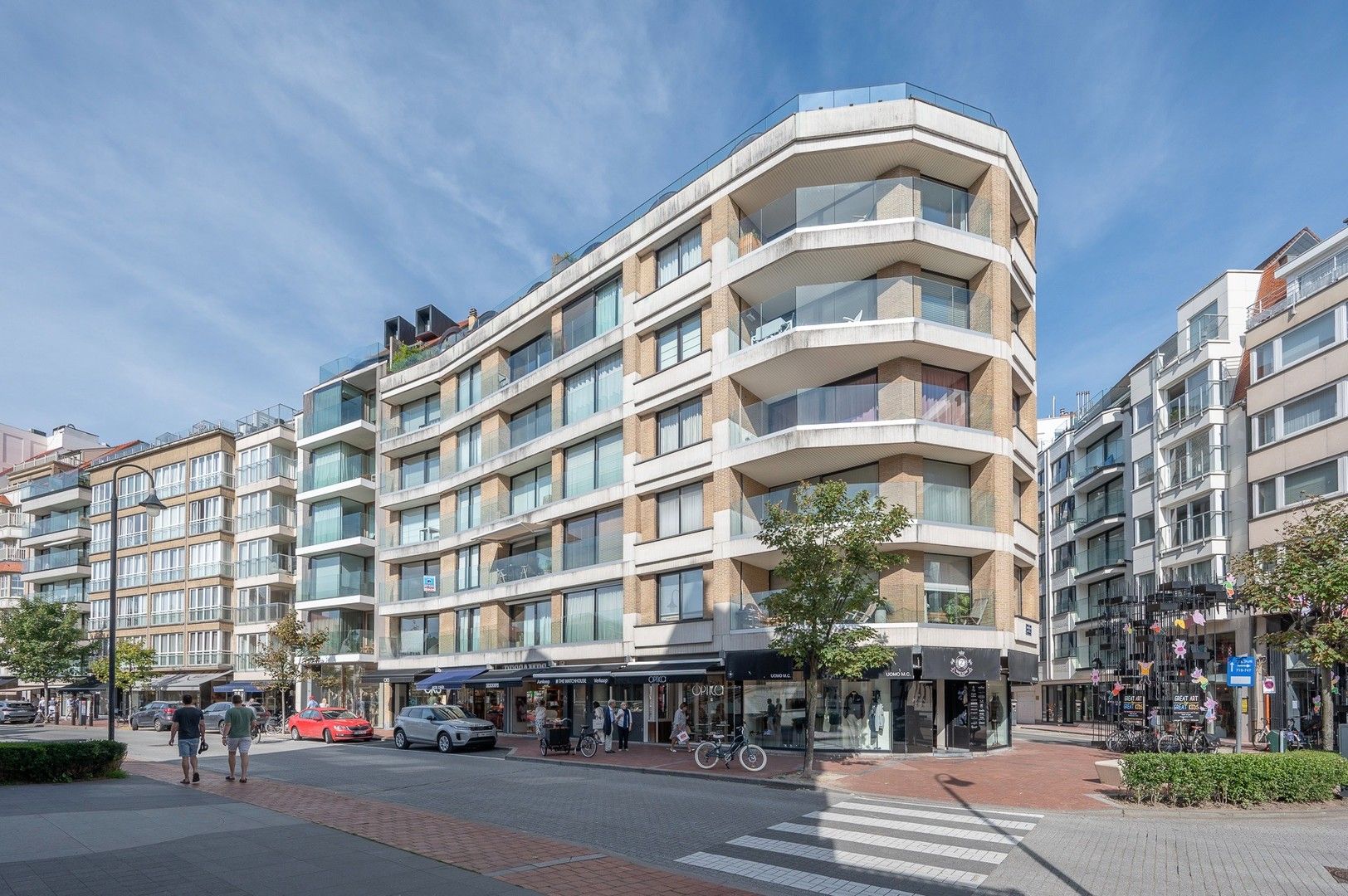 Hedendaags appartement genietend van een open zicht, centraal gelegen op de Kustlaan in het Zoute. foto 4