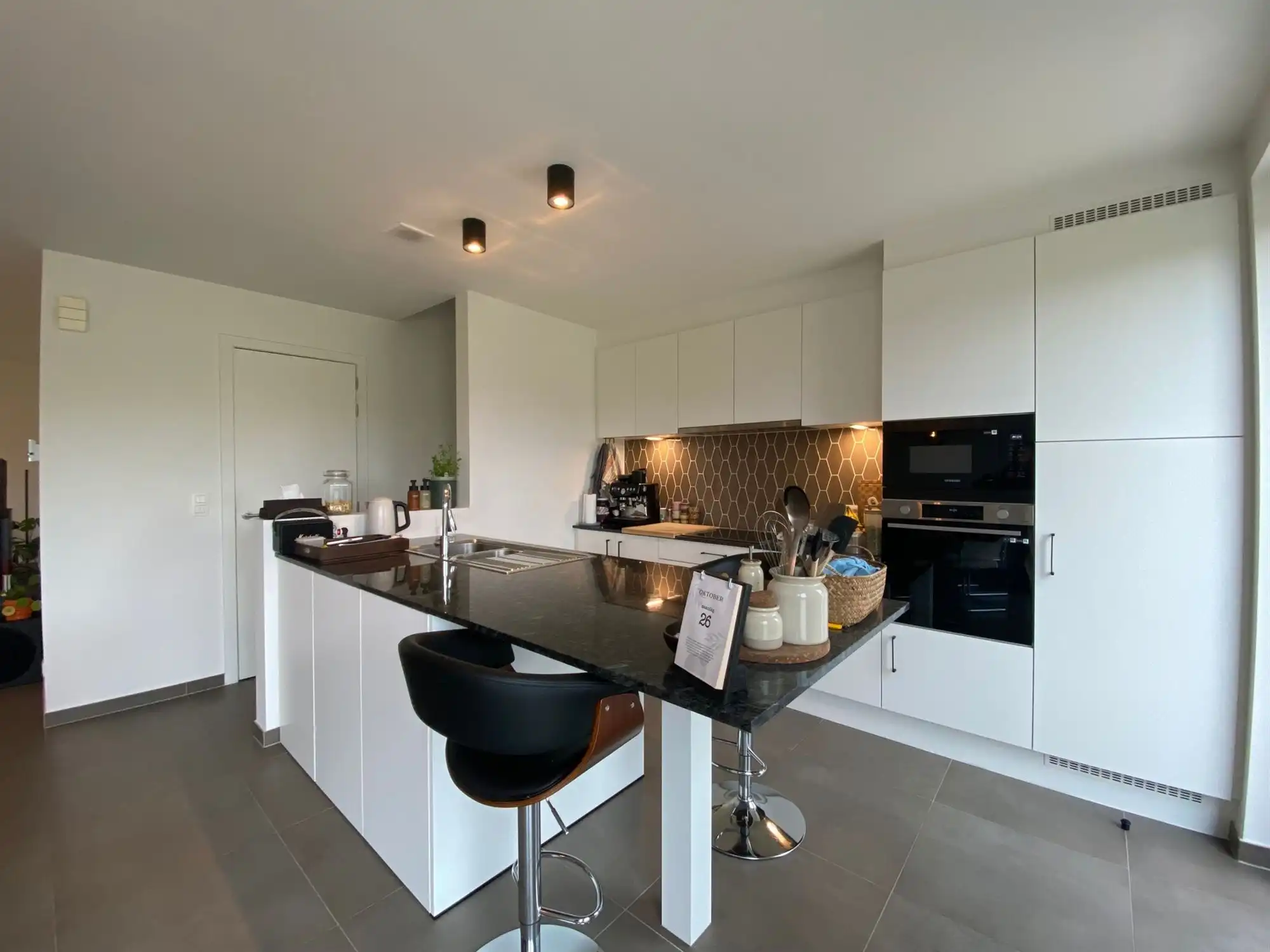 Mooi afgewerkte halfopen woning met 4 slaapkamers en inpandige garage foto 8