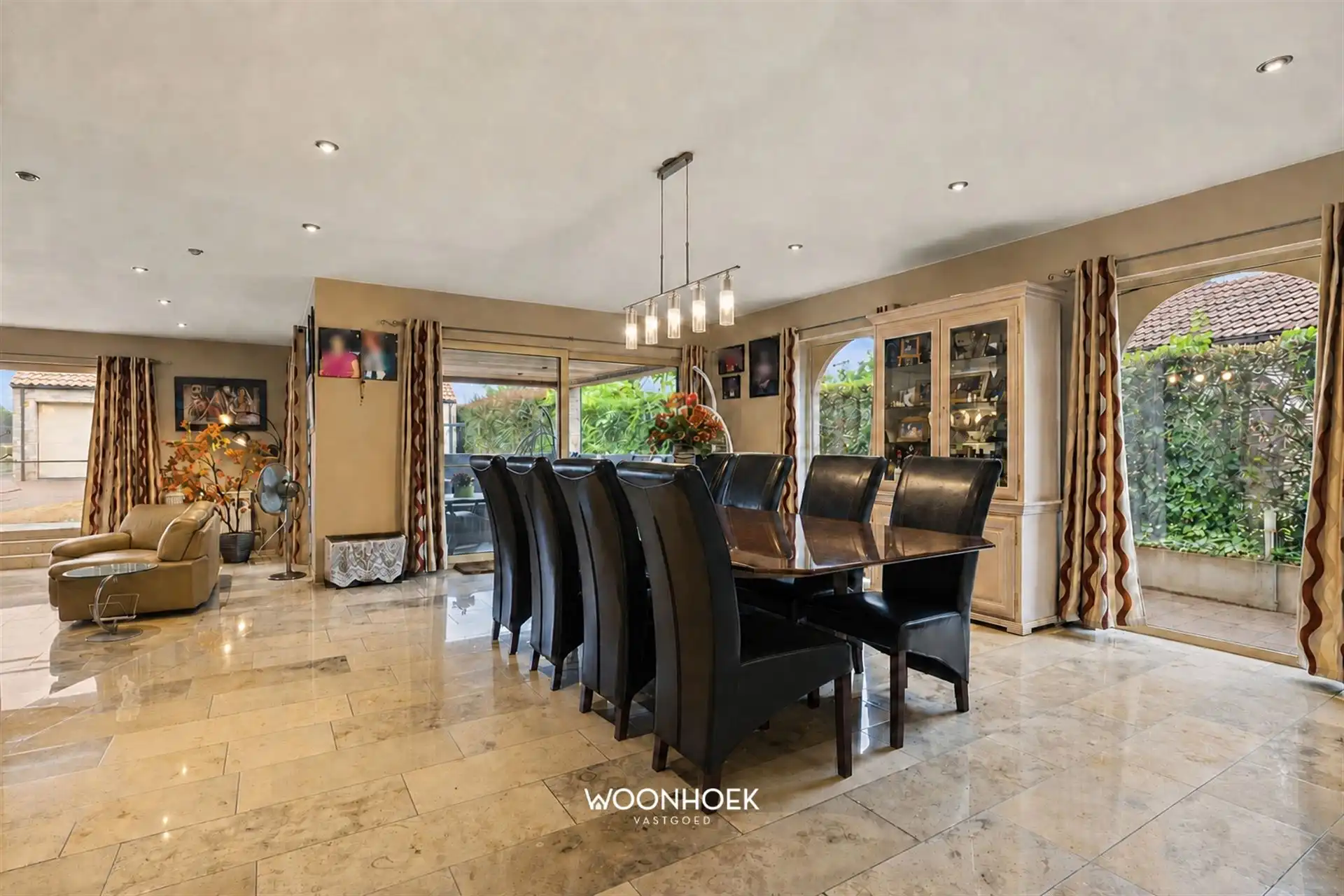 Exclusieve villa met panoramisch uitzicht en magazijn.  foto 8