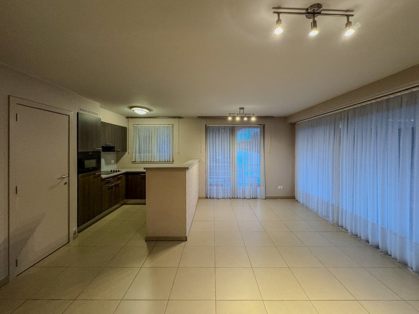 Gelijkvloers appartement met 2 slaapkamers in het centrum. foto 3