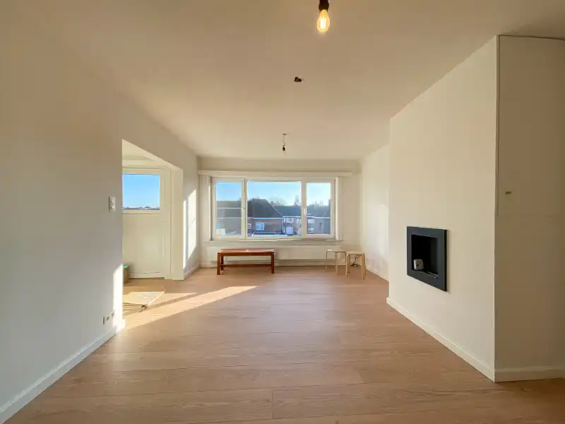 GERENOVEERD TWEE SLAAPKAMERAPPARTEMENT MET GARAGE TE HUUR foto 2