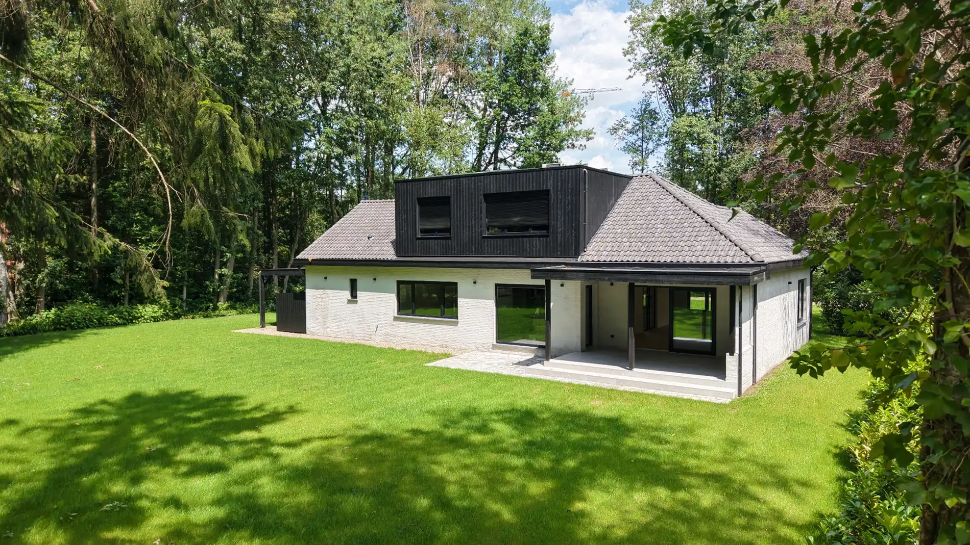 Rustig gelegen eniergiezuinige instapklare luxueuze villa op een West-perceel van 2.198 m² te Zoersel foto {{pictureIndex}}