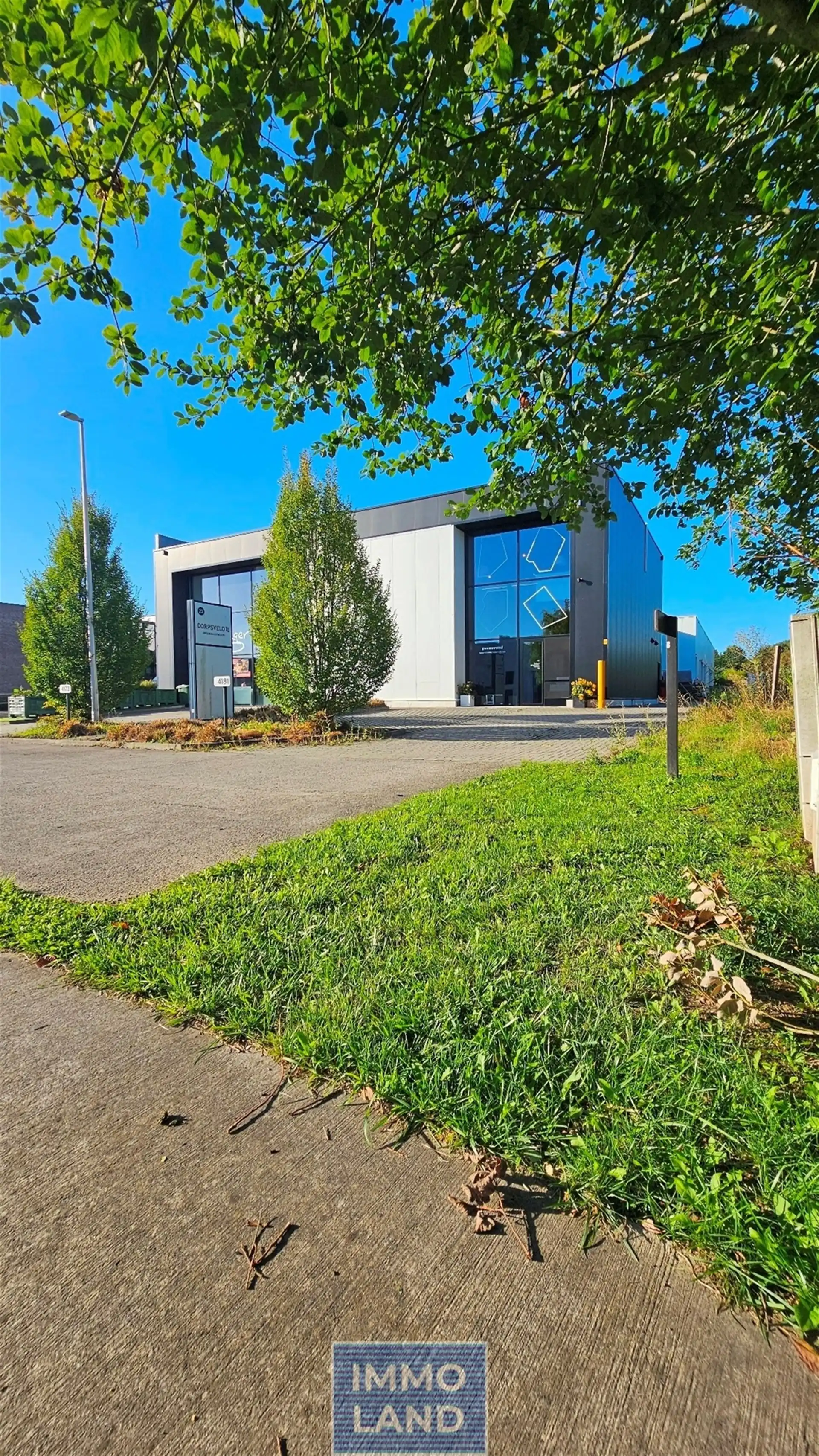 Knap en modern ingericht industriegebouw met een bijzonder karakter, gelegen net buiten het centrum van Diepenbeek en met een vlotte verbinding naar de E313, Genk en Kortessem. foto 2