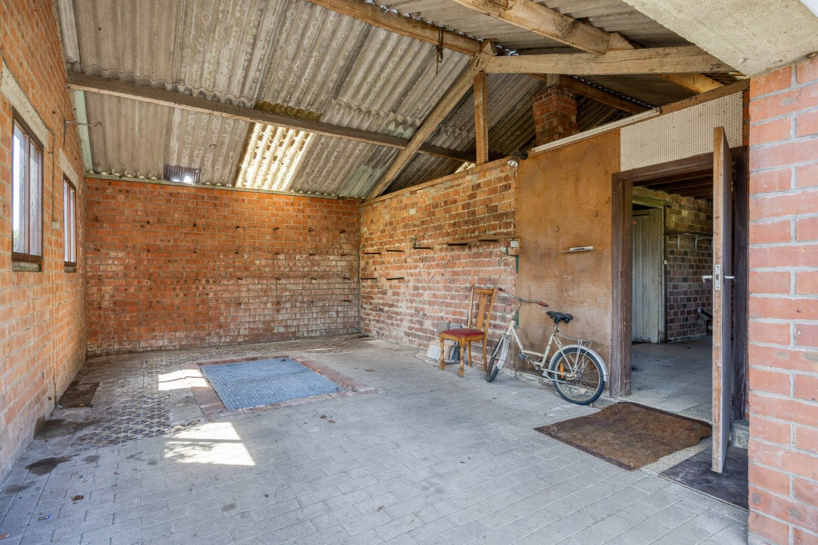 Ruime op te frisse woning op een perceel van 2.210 m² ! foto 34