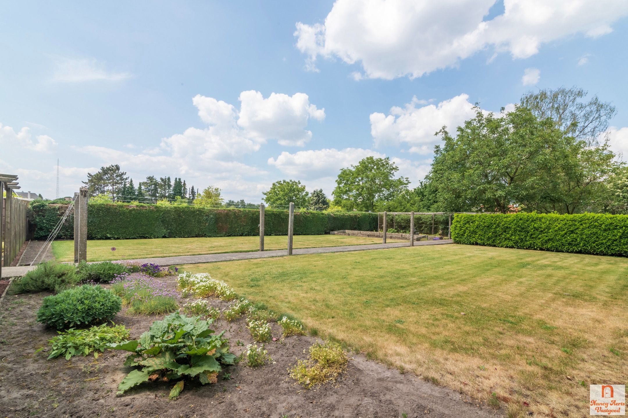 Vrijstaande, goed onderhouden woning op 20 are grond foto 36