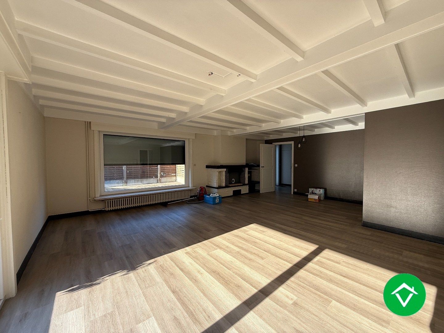 Gelijkvloerse woning met 3 slaapkamers, dubbele garage en tuin foto 4