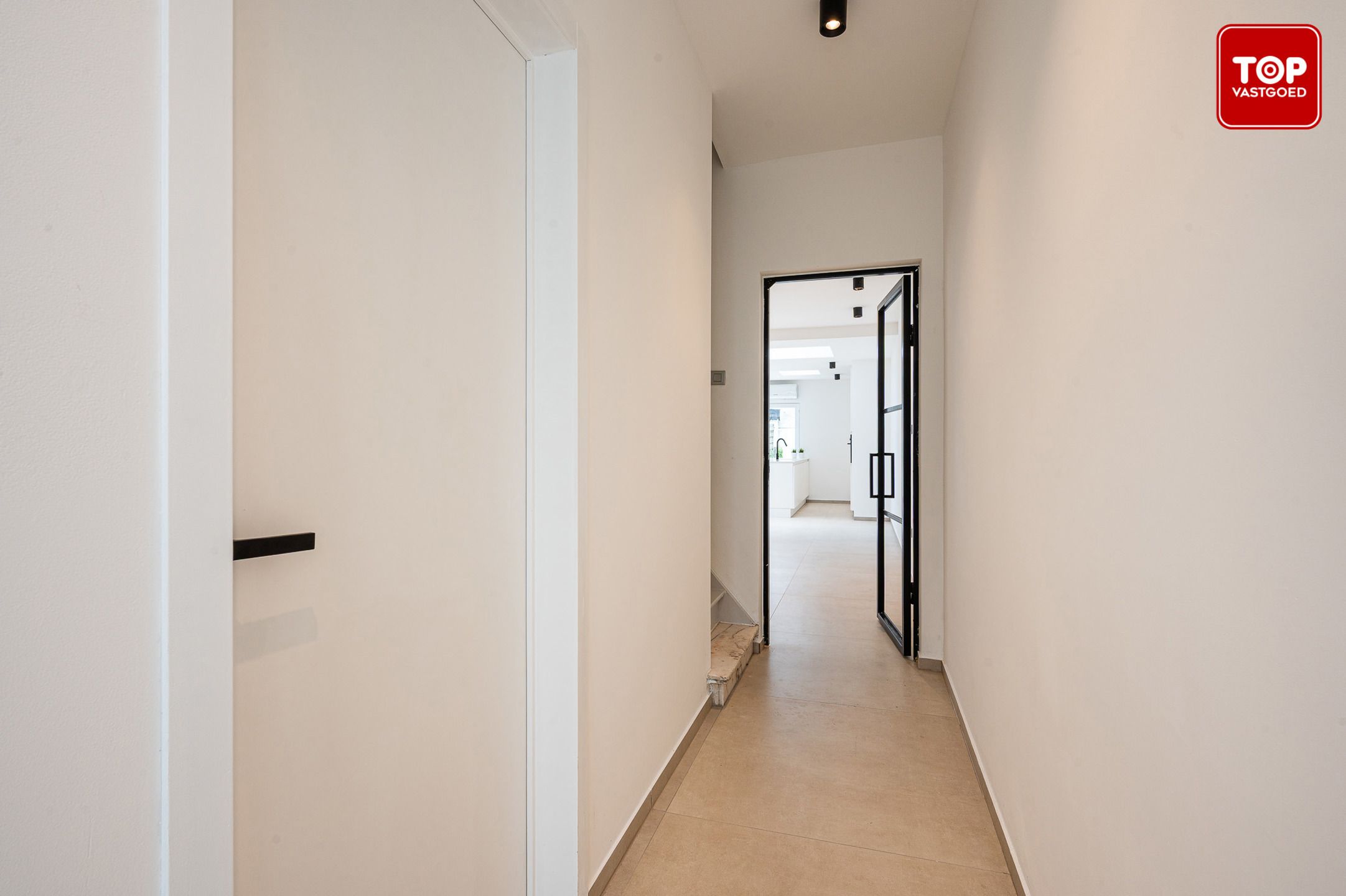 Stijlvol gerenoveerde gezinswoning met 4 slaapkamers en gezellige tuin foto 4
