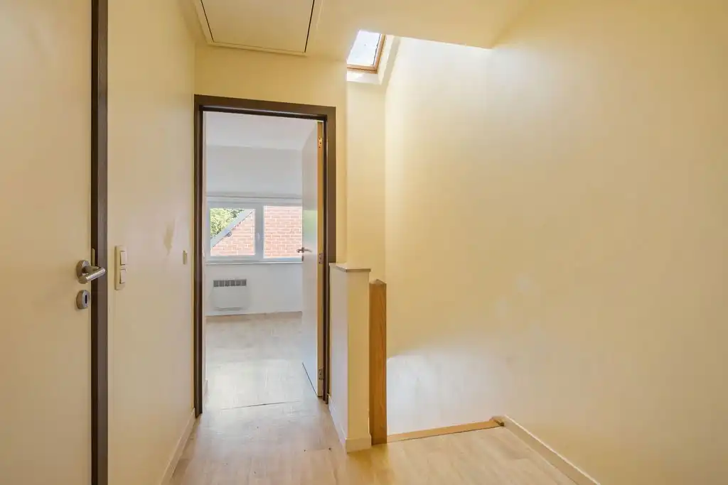 Recente woning met 2 slaapkamers, koer en privatieve parkeerplaats in het centrum van Celles! foto 8