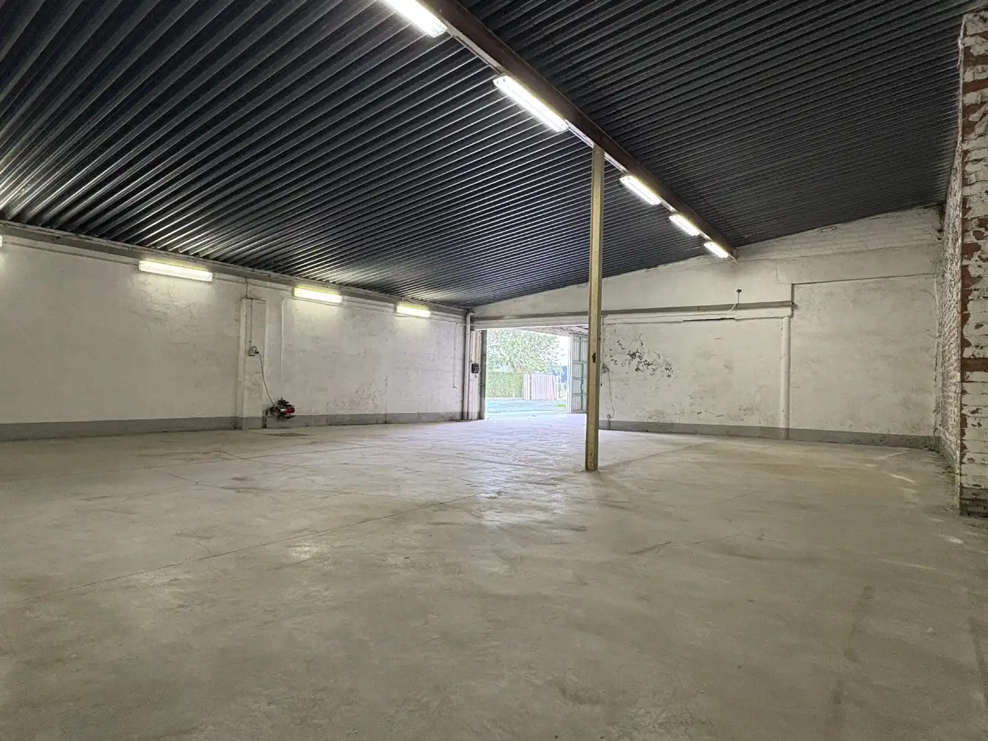 Loods op +-350 m² met sanitaire blok. foto 5