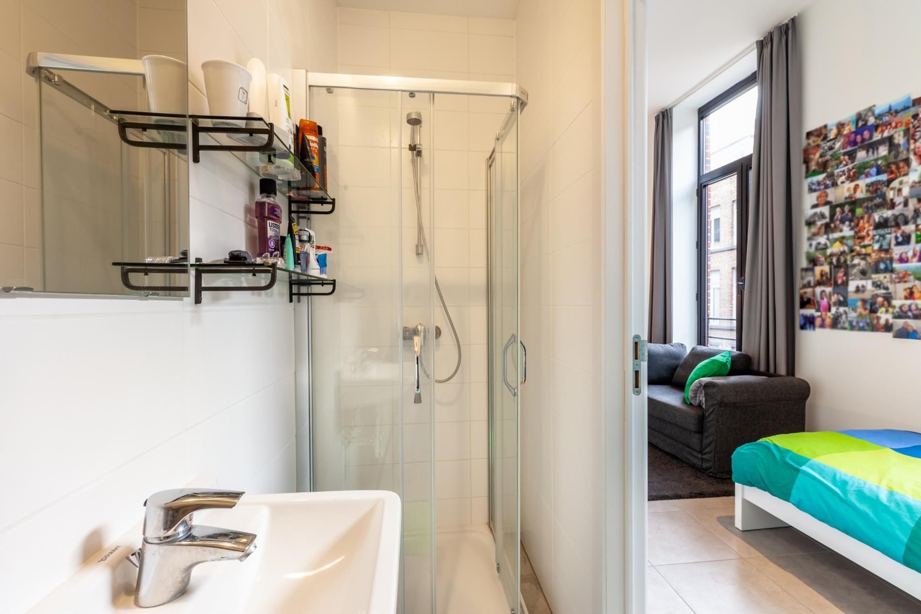 Bemeubelde studentenkamer met privé sanitair foto 4