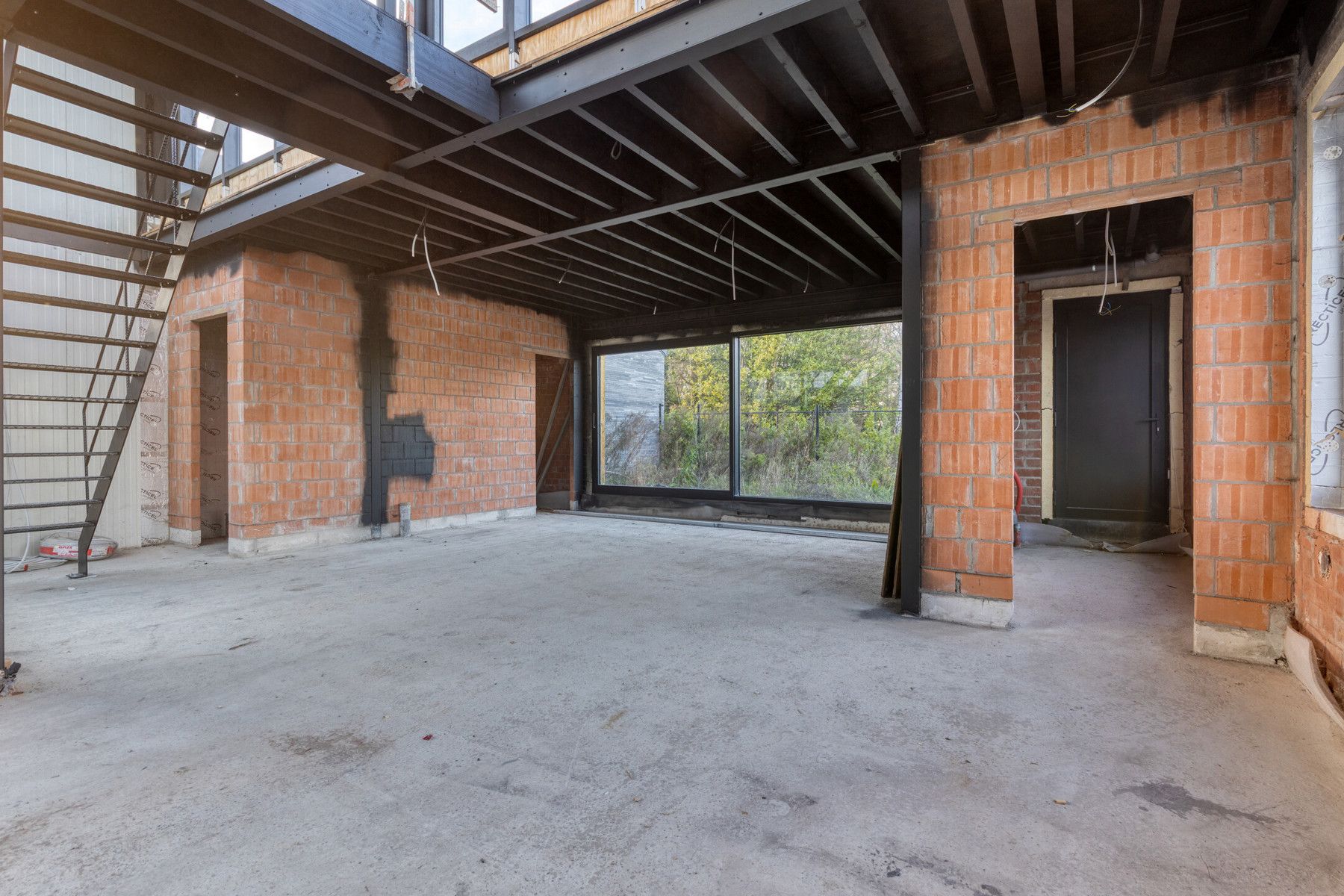 Casco af te werken woning met achterliggend magazijn. foto 3