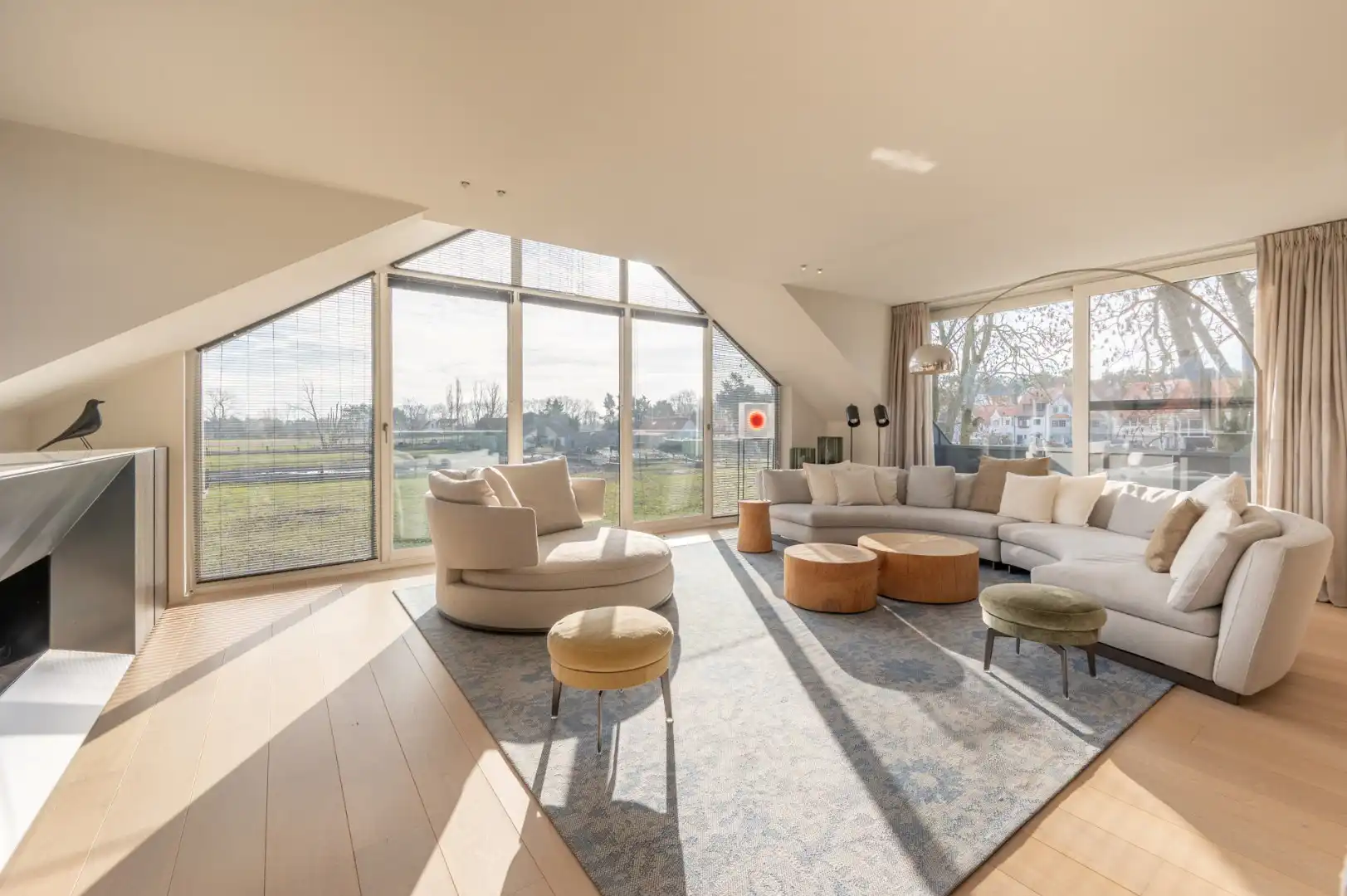 Lichtrijke bel-etage woning nabij van het Oosthoekplein in Het Zoute foto {{pictureIndex}}