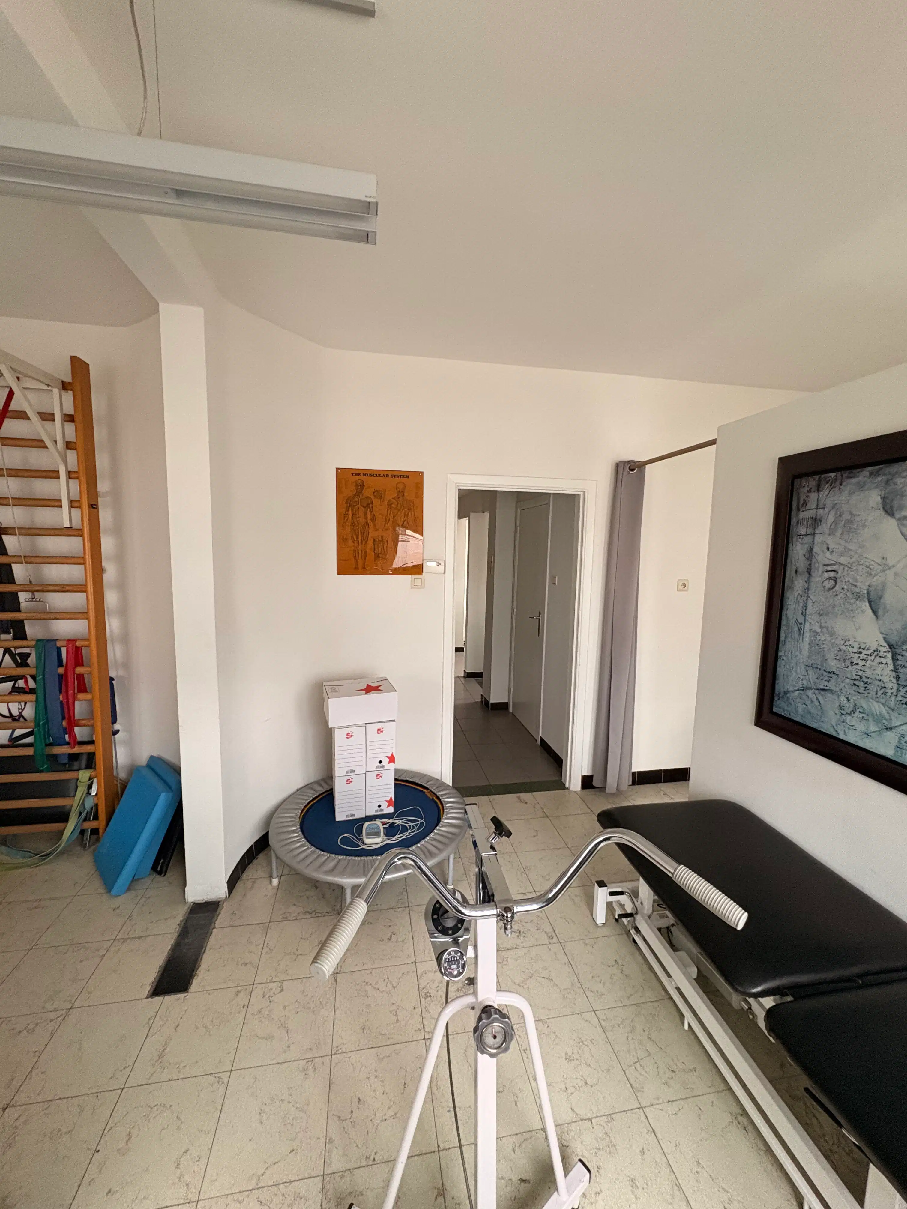 Gelijkvloerse praktijkruimte met potentieel tot éénslaapkamerappartement en privé autostaanplaats foto 20