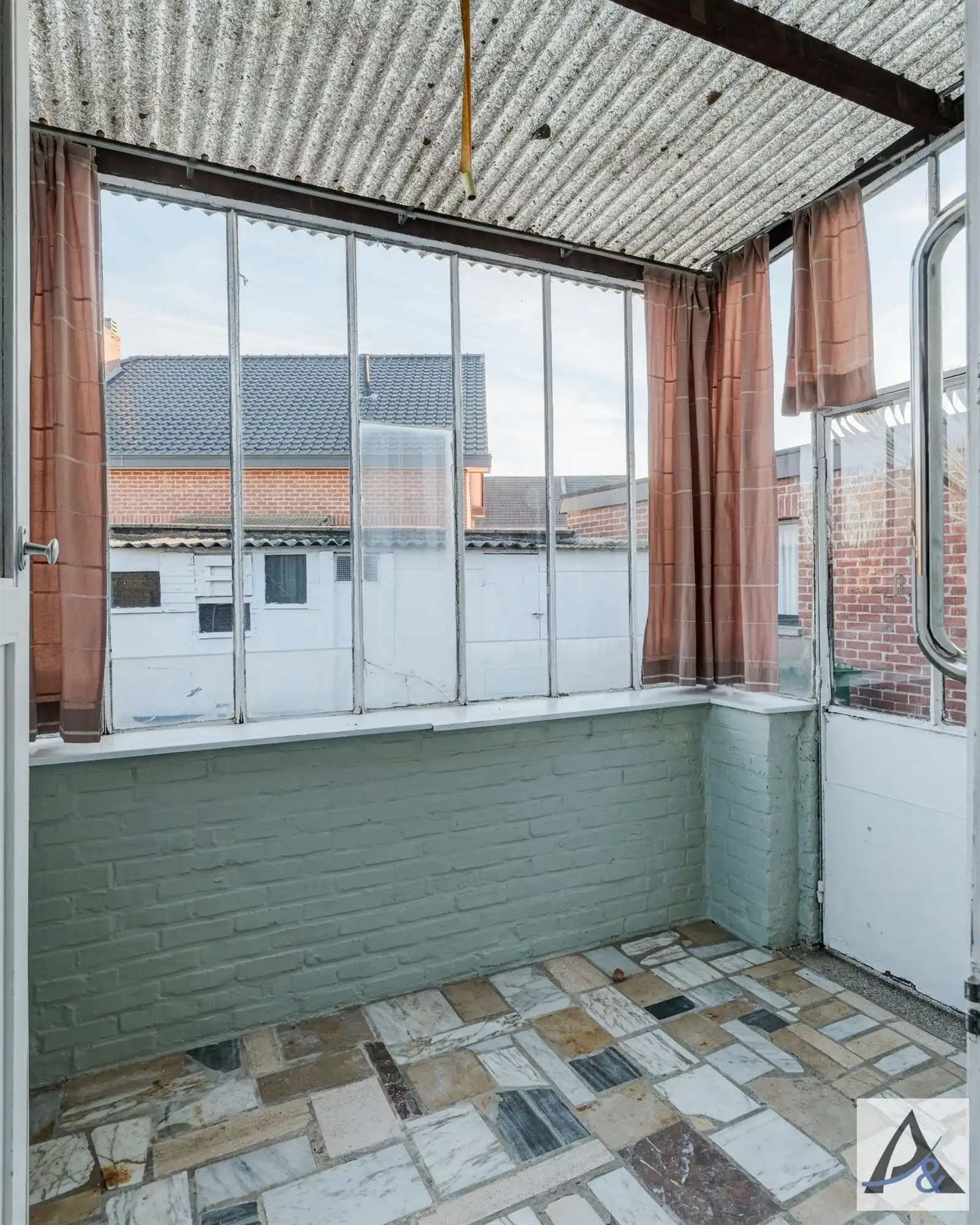 Te renoveren woning met potentieel in rustige buurt foto 14