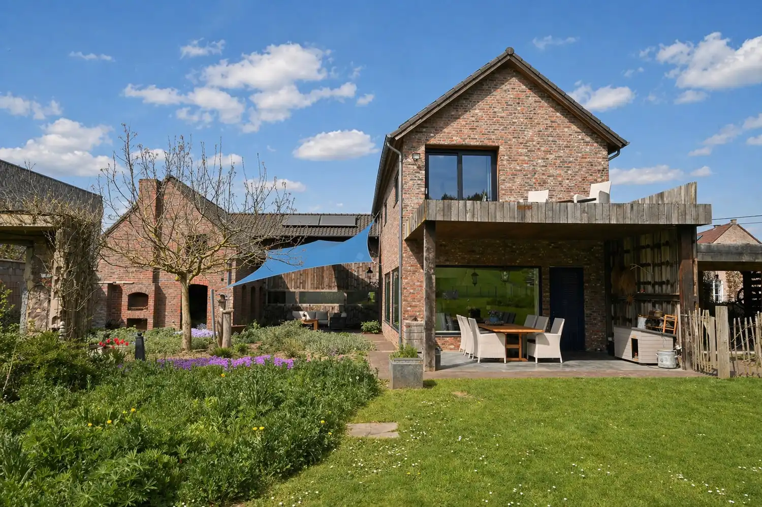 Prachtig gerenoveerde hoeve uniek gelegen in het glooiende landschap van Grote-Spouwen foto 4