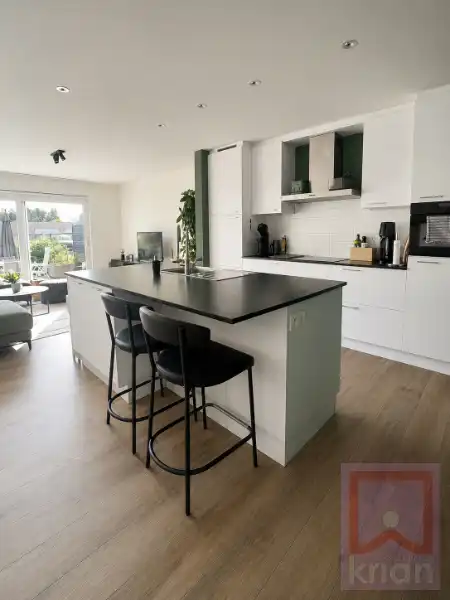 Volledig instapklaar gelijkvloers appartement met 2 slaapkamers, ruime tuin én garagebox foto 6