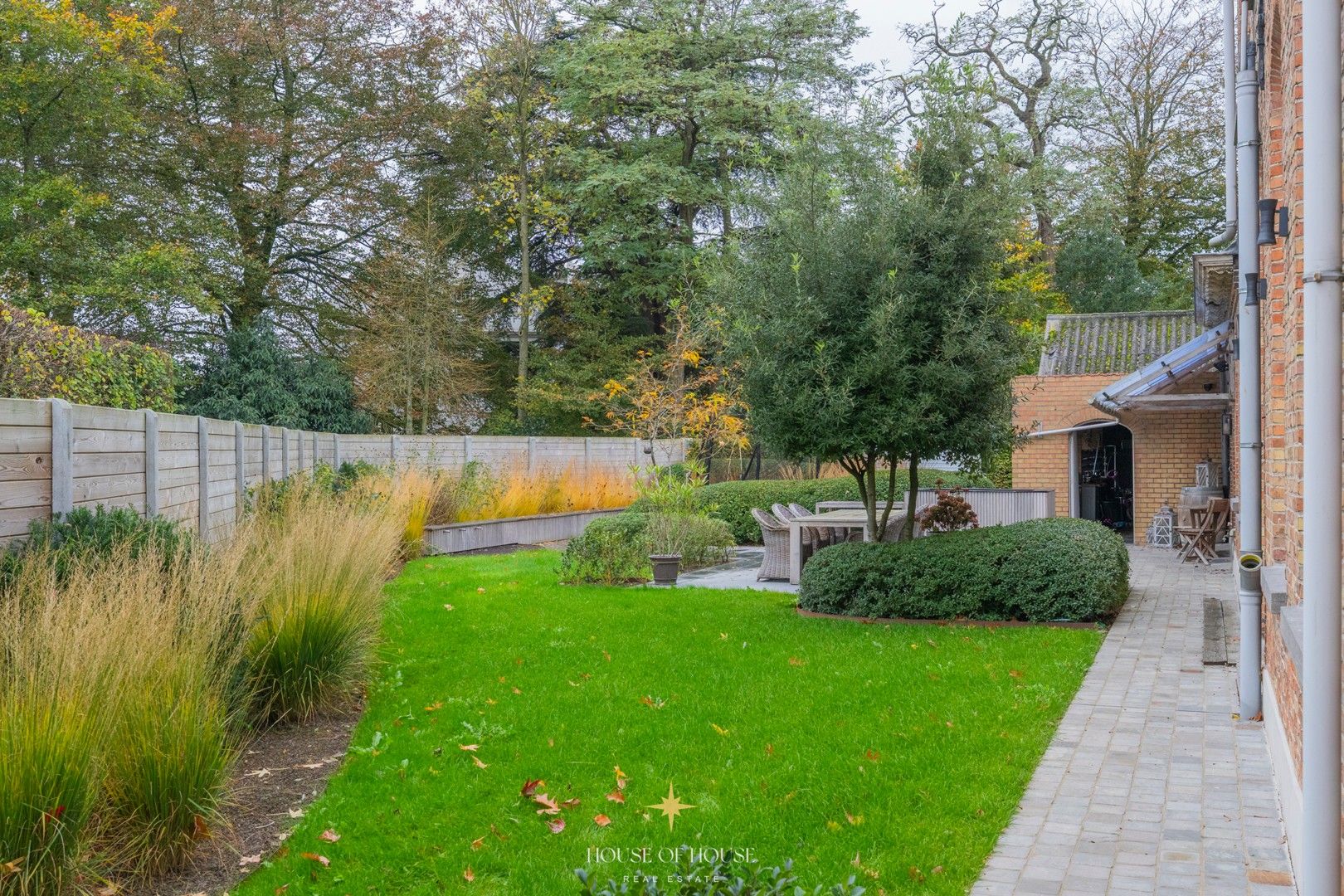 Sfeervolle pastoriewoning met uitzonderlijk potentieel zonder renovatieverplichting foto 2