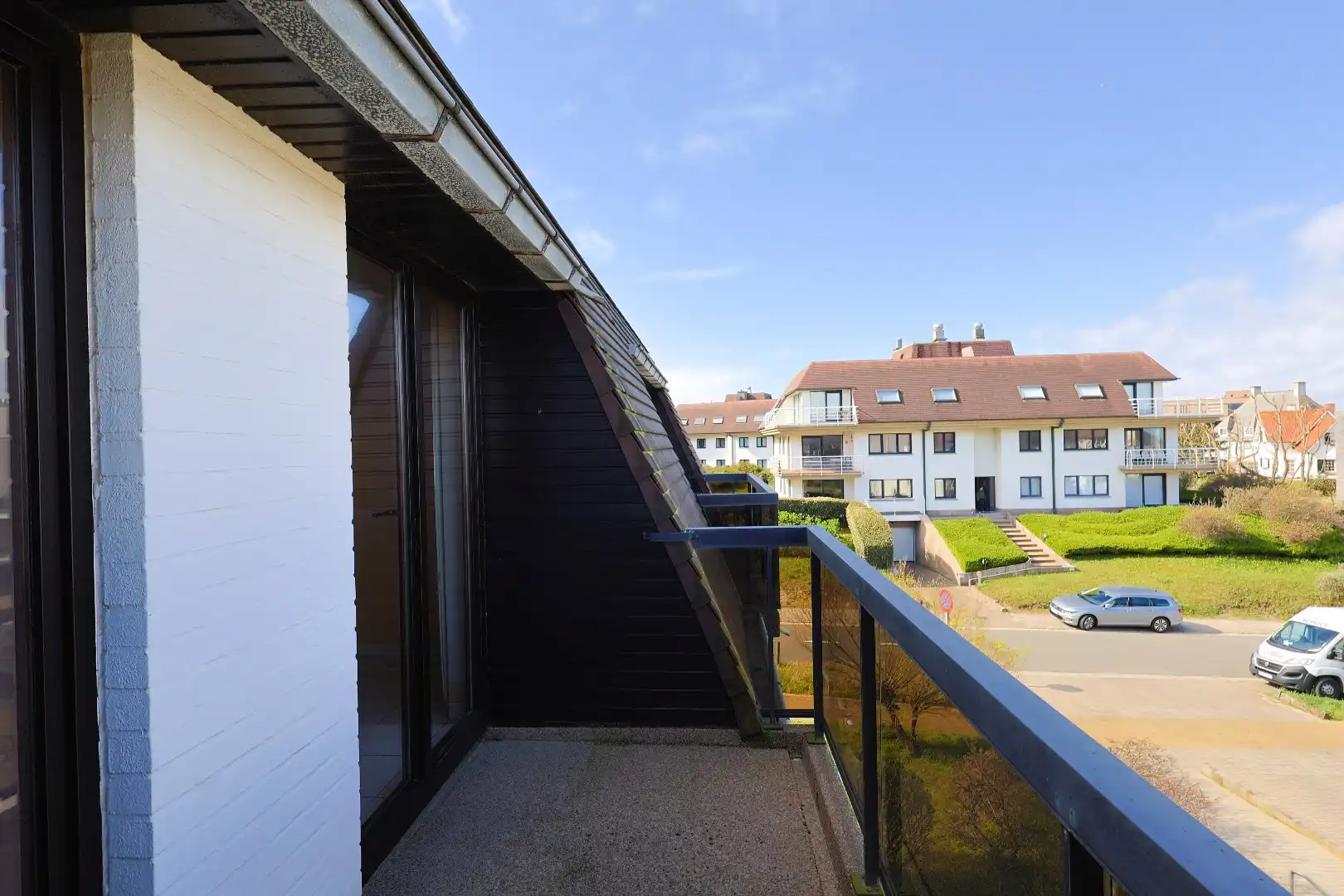 Ruim en zonnig appartement met 2 slaapkamers en een autostaanplaats in Res. Plaza II foto 15