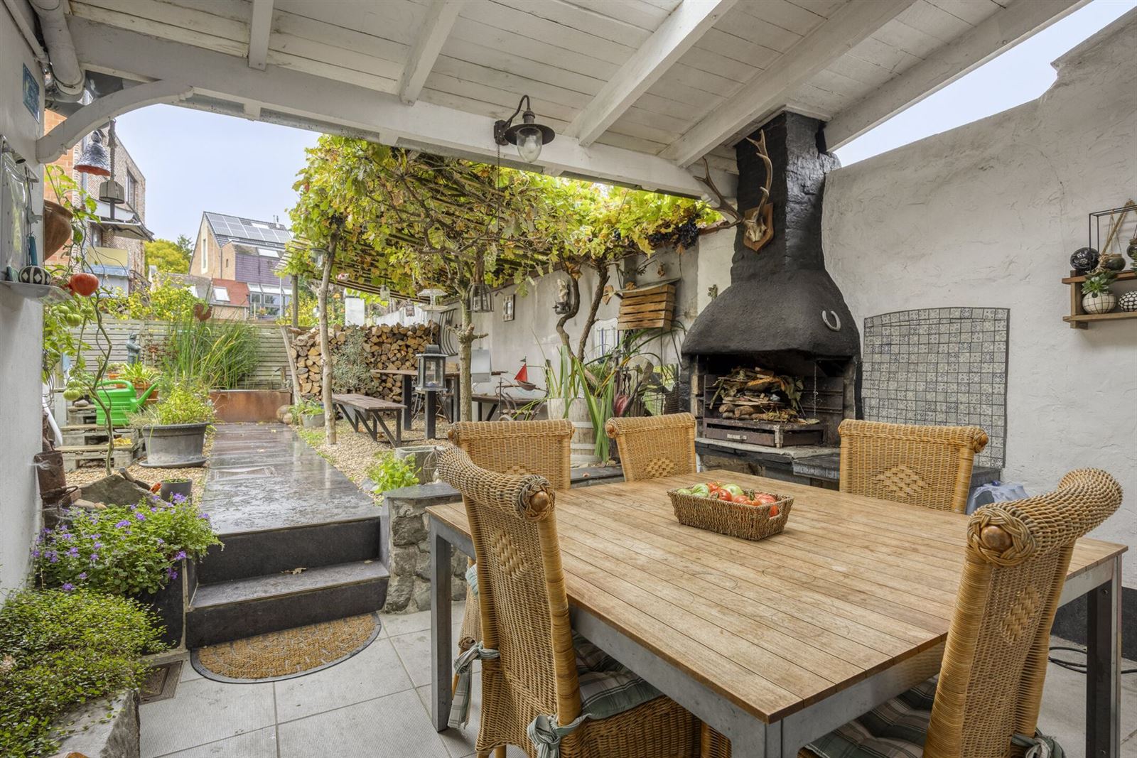 Charmante verborgen parel met tuin en garages foto 4