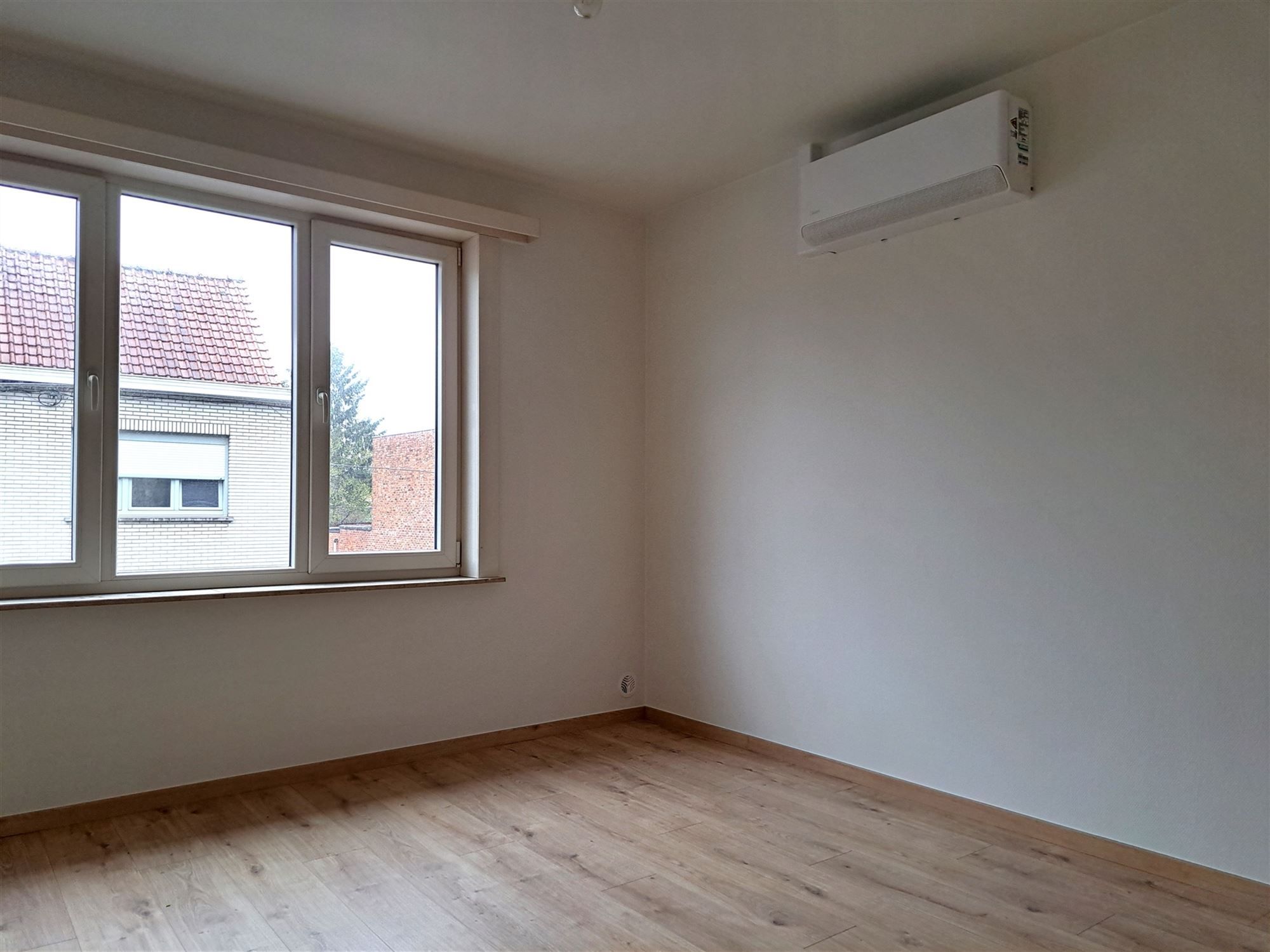 Gerenoveerde woning met 2 slaapkamers en dressing/bureel. Mooie tuin met tuinhuis. Instapklaar. foto 11