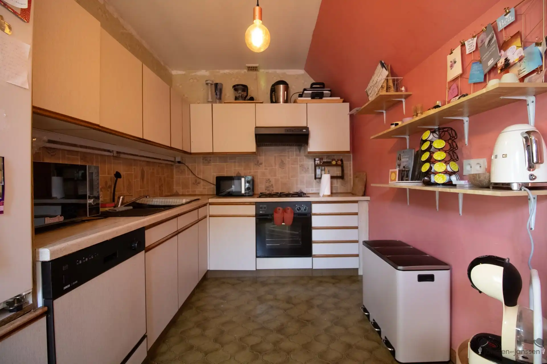 Ruime op te frissen villa met 2 keukens, 2 badkamers en min. 5 slaapkamers op 1.157 m² foto 17