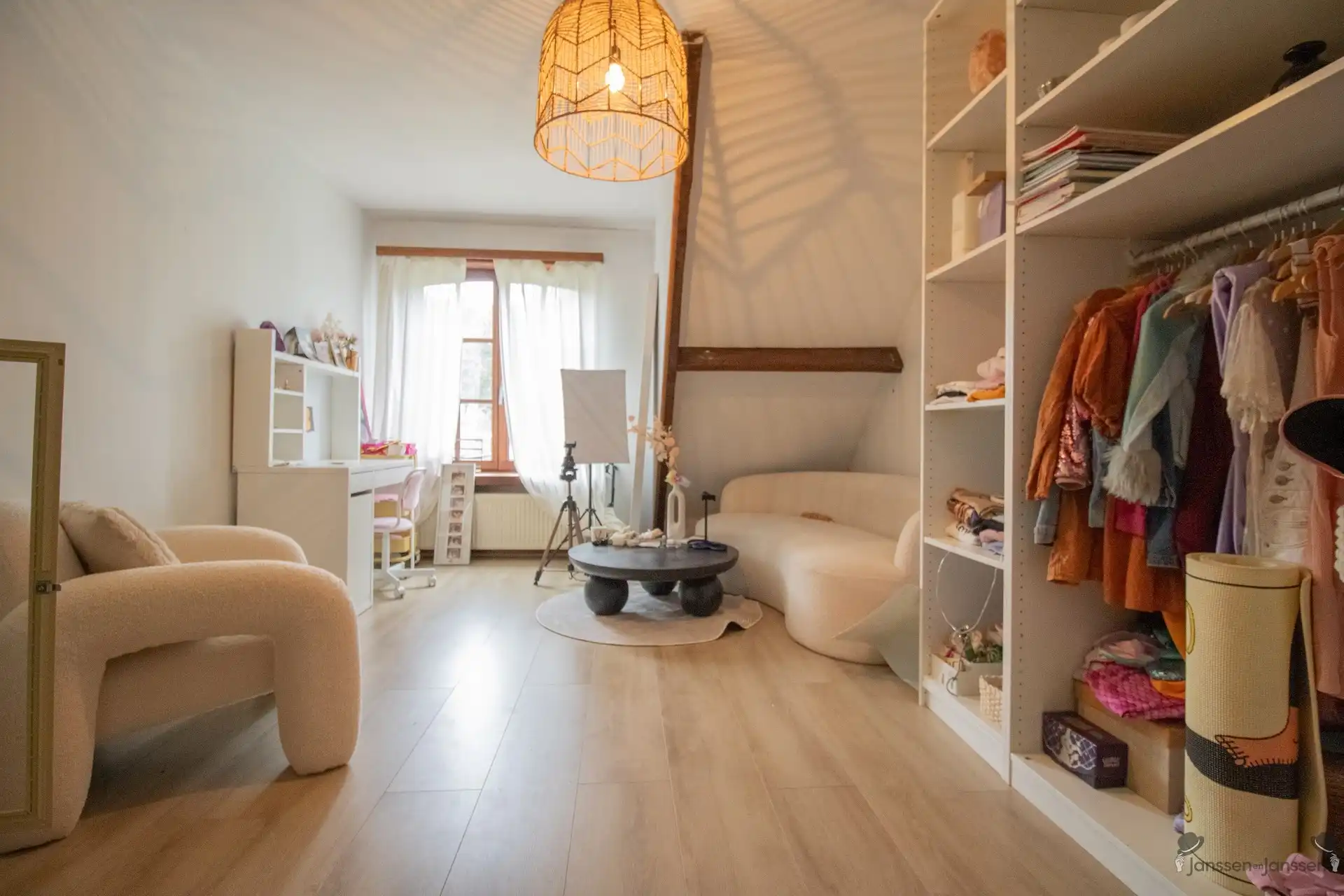 Ruime op te frissen villa met 2 keukens, 2 badkamers en min. 5 slaapkamers op 1.157 m² foto 17