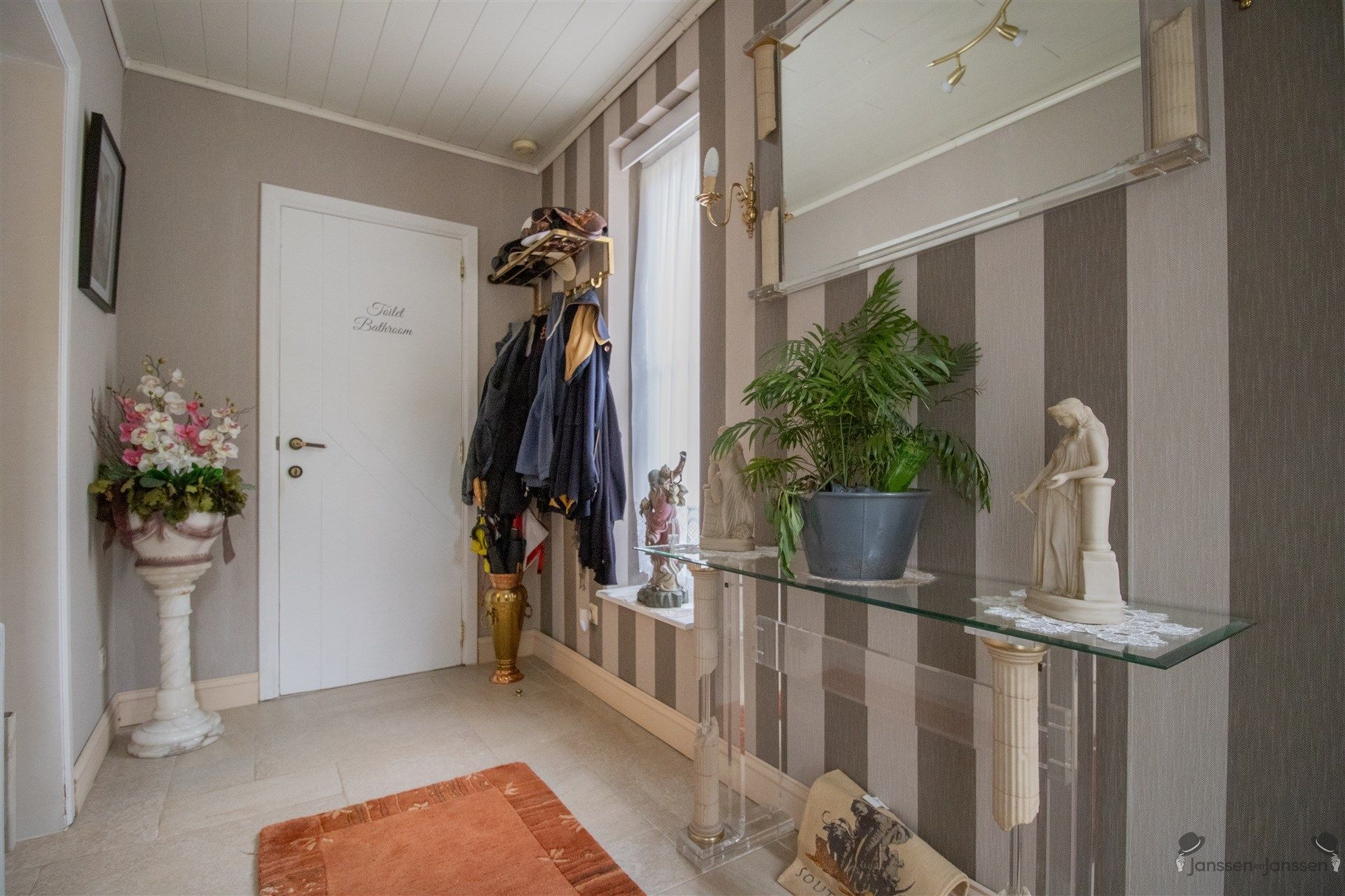 Instapklare woning met 2 slaapkamers, bijgebouwen en zonnig terras in rustige woonwijk foto 4