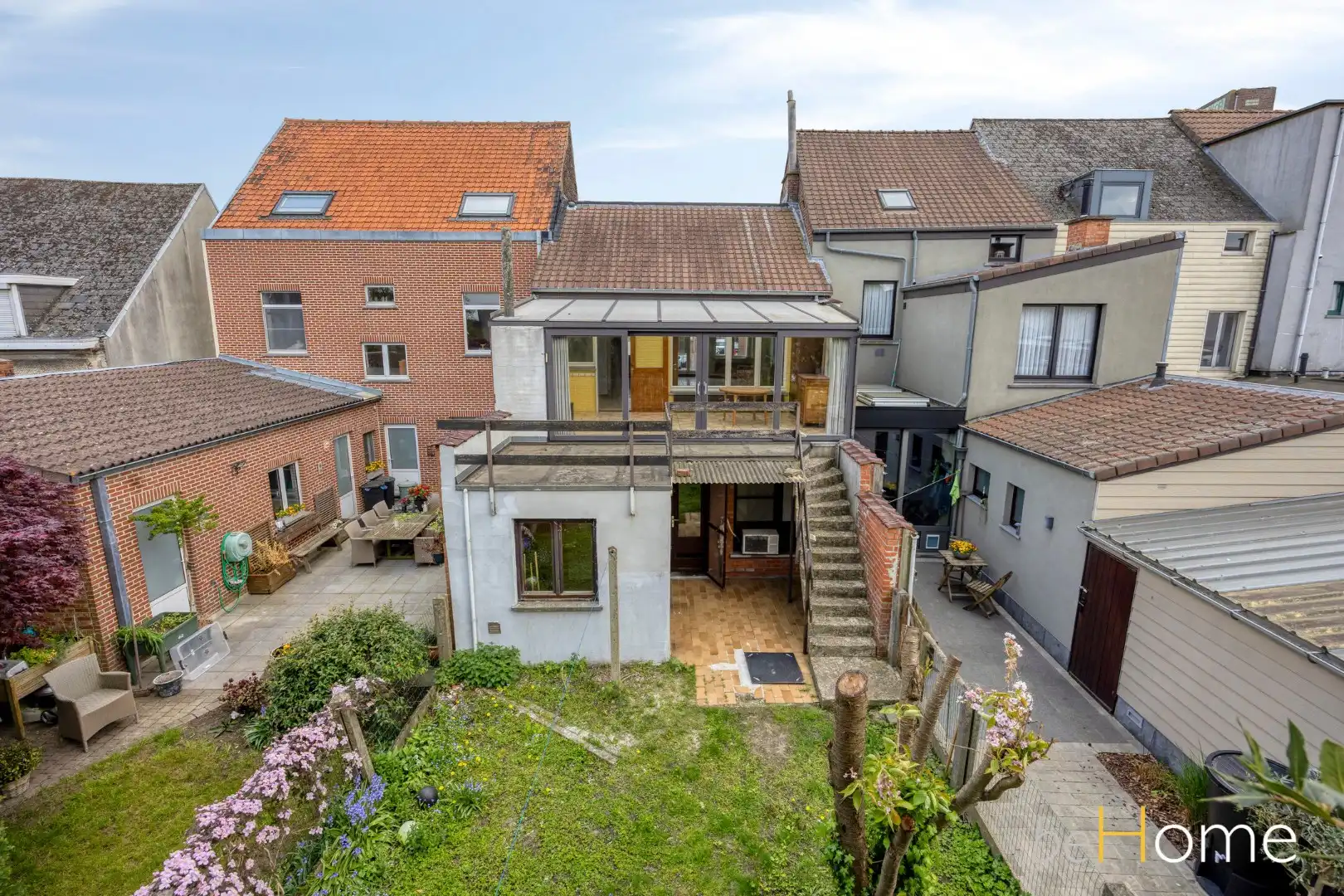 TE KOOP - Ruime 2-gevelwoning met praktijkruimte en uitzonderlijk potentieel in het hart van Merchtem foto 4