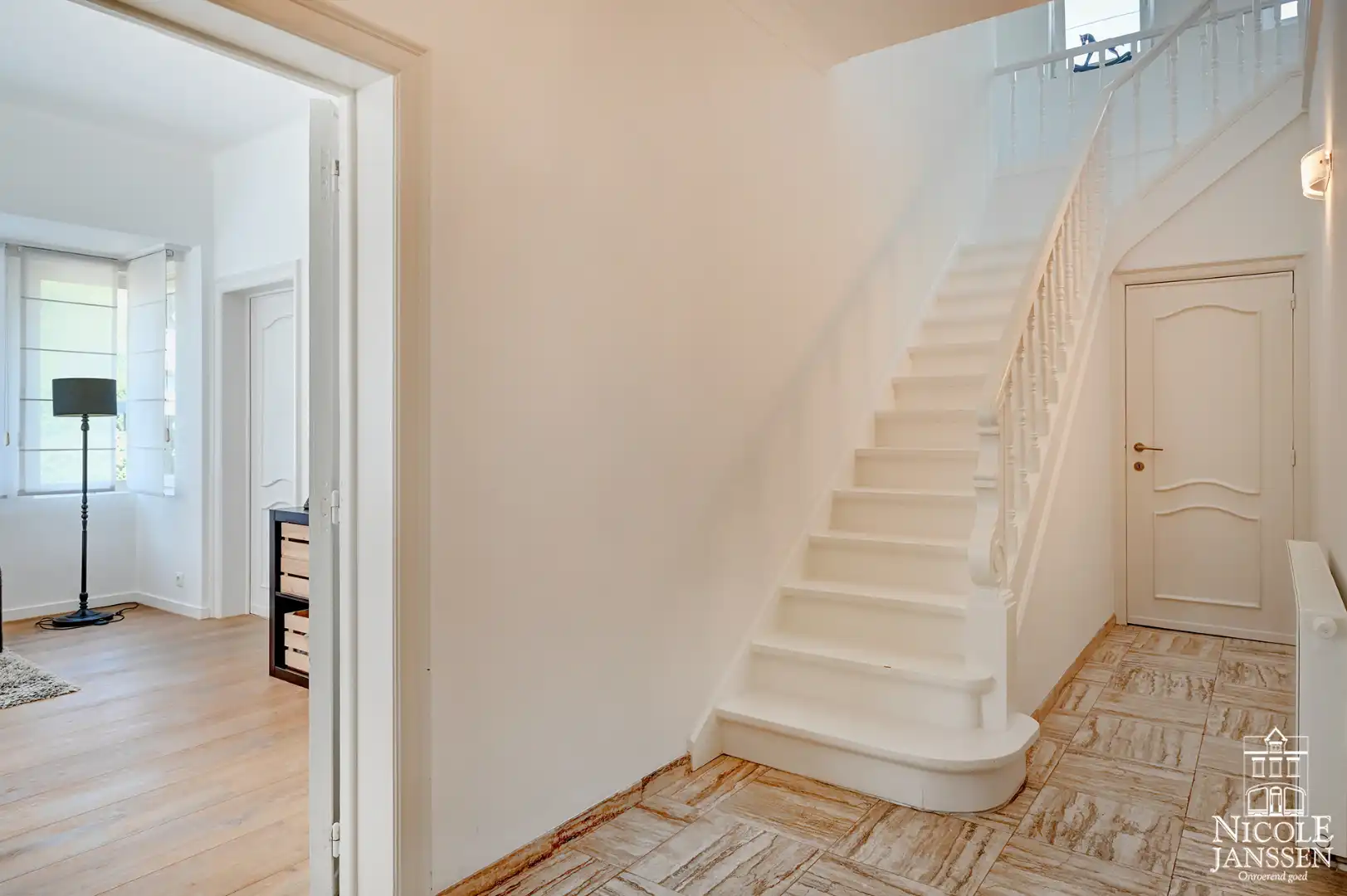 Ruim ingedeeld karakteristiek pand met garage en diepe tuin op een royaal perceel foto 4