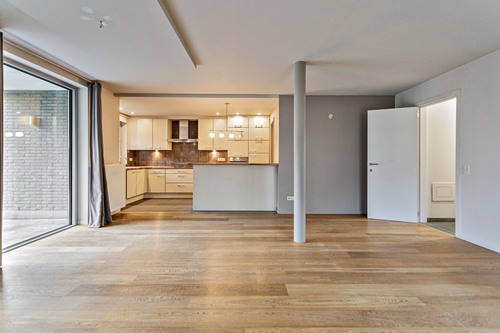 Prachtig gelijkvloers  3 slaapkamer appartement met tuin van 389m2 foto 4