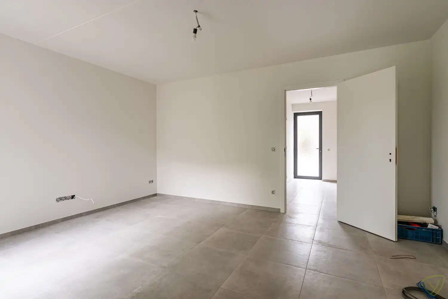 Moderne nieuwbouwwoning met tuin en zonnig terras in groene omgeving foto 8