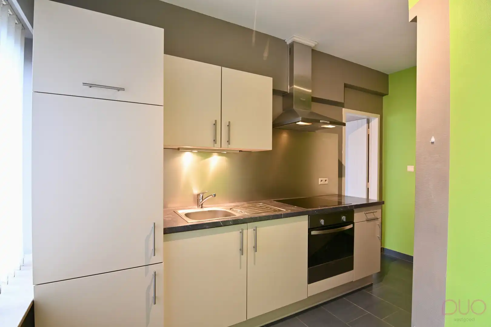 Instapklaar appartement met terras in hartje Sint-Truiden foto 7