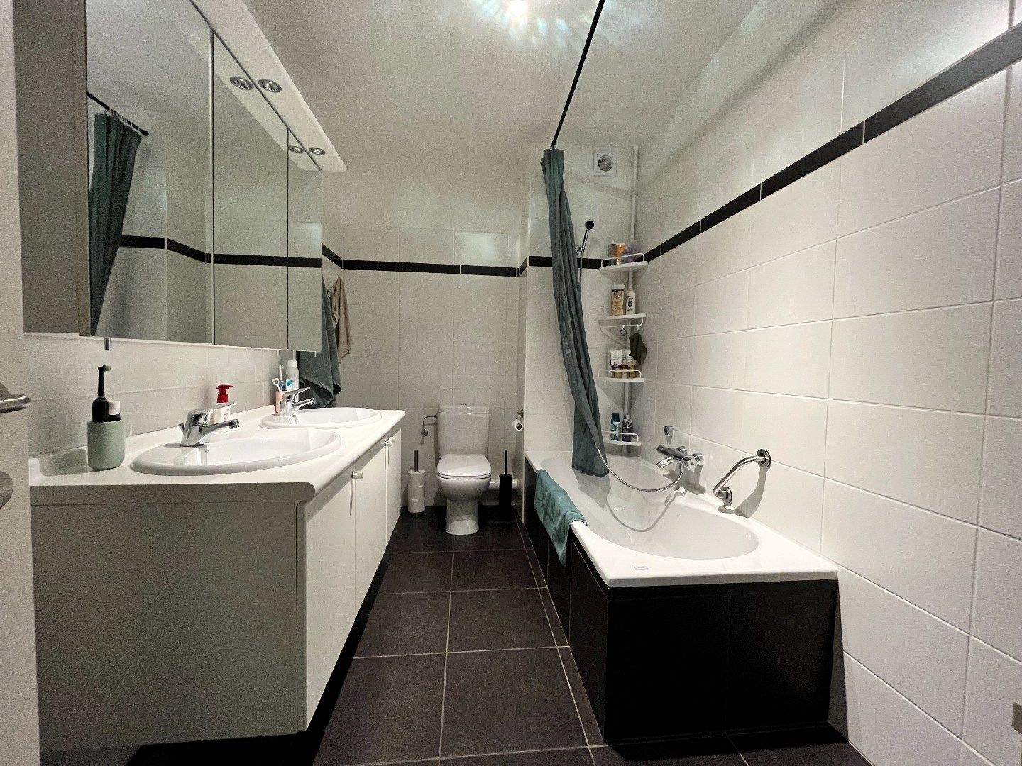 Riant 3 slpk-appartement met 2 terrassen en een garagebox foto 12