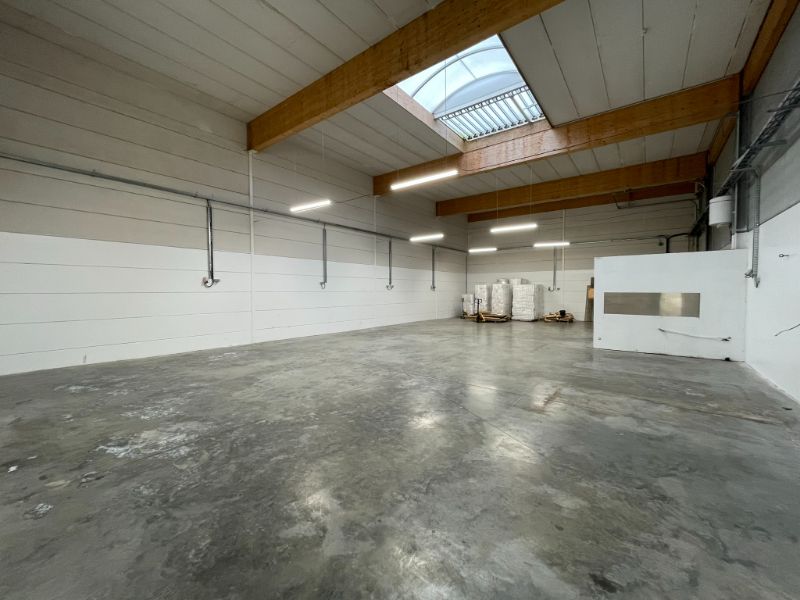 Recente KMO Unit van 250m² te huur in Zelzate foto 8