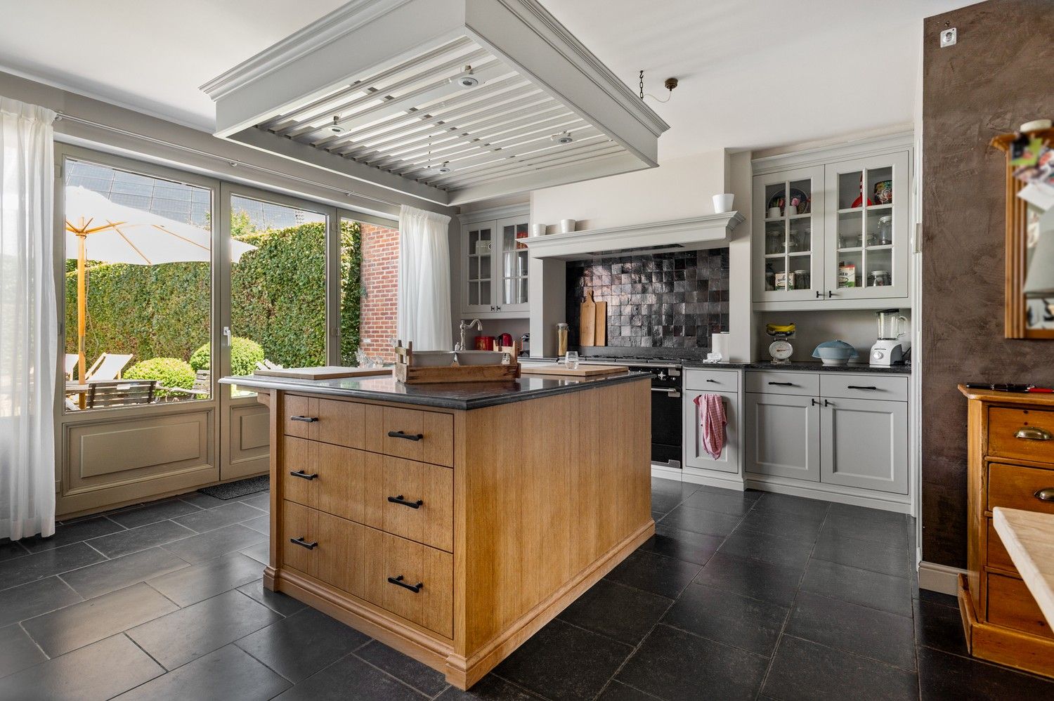 Prachtige woning met 3 ruime slaapkamers, inpandige garage met oprit, tuin & atelier! foto 3