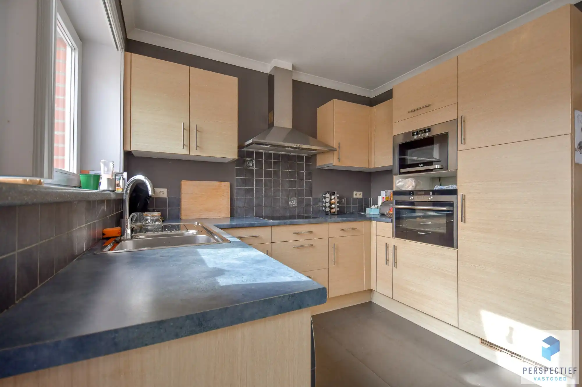 Rustig gelegen ruime halfopen woning met uitweg & bijgebouw/garage foto 8