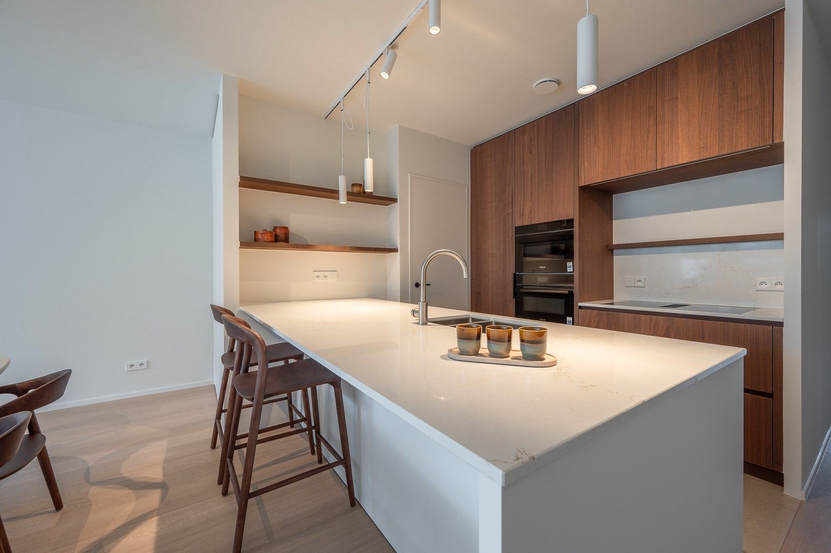 Nieuwbouw appartement op een centrale ligging te Knokke, vlakbij het Zegemeer en op wandelafstand van het strand. foto 3
