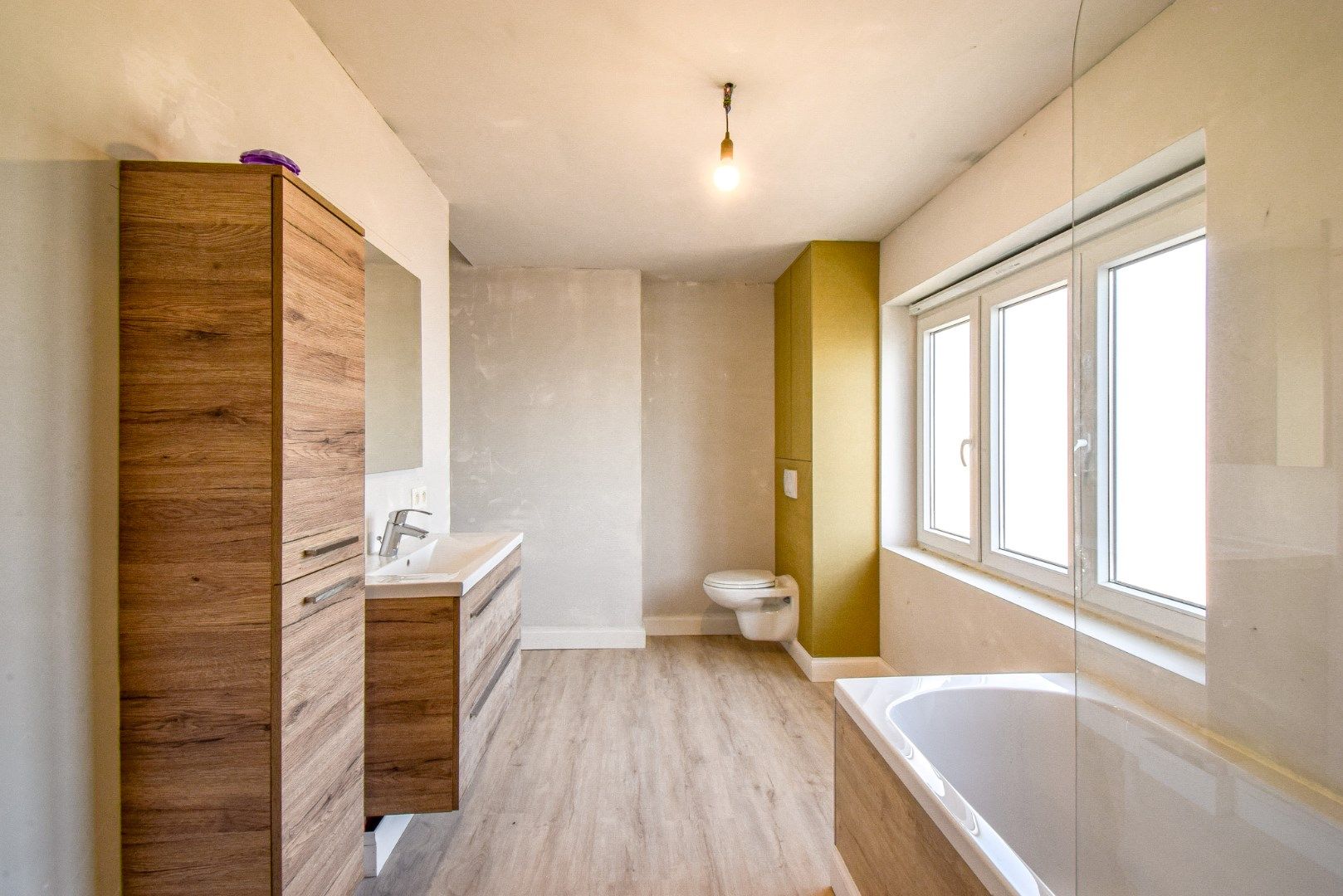 Instapklare gerenoveerde rijwoning in het centrum van Gistel foto 13
