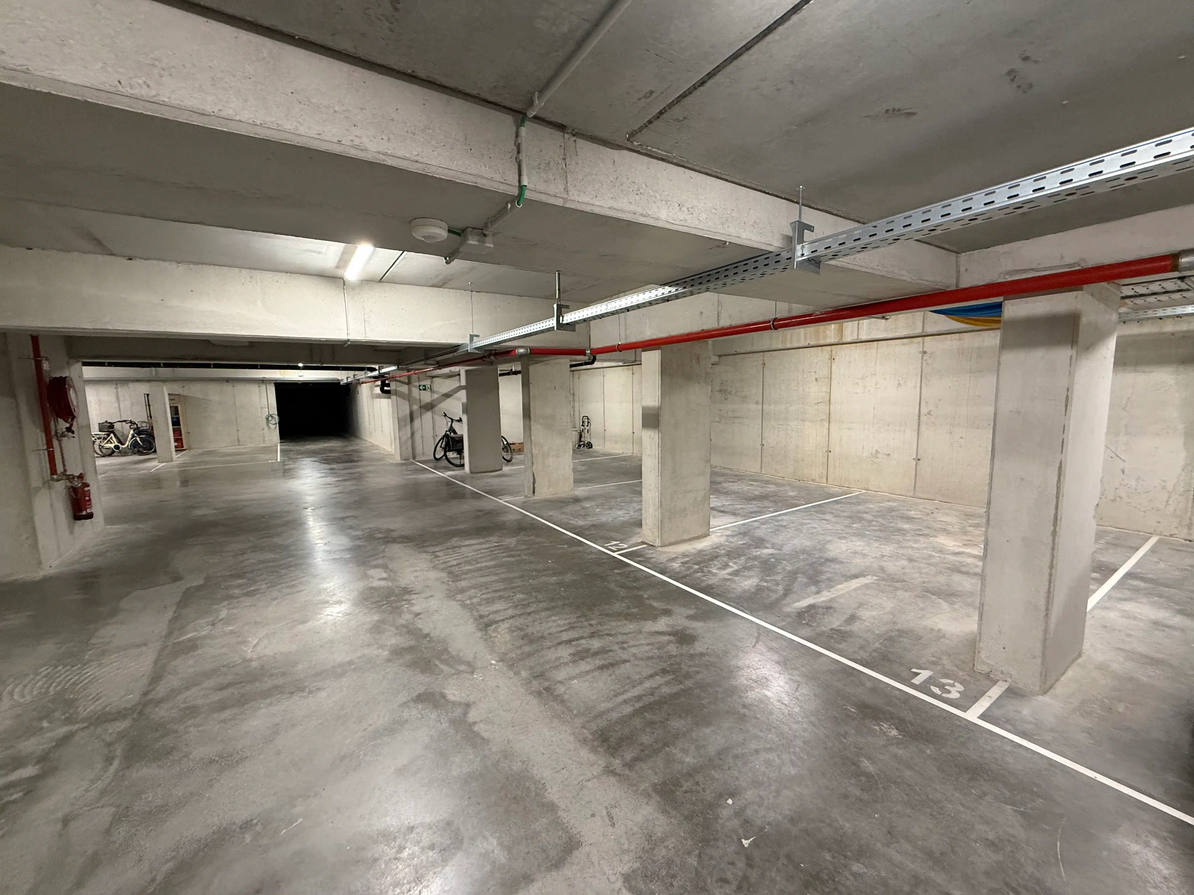 Ruime staanplaats te koop in recente residentie foto 2
