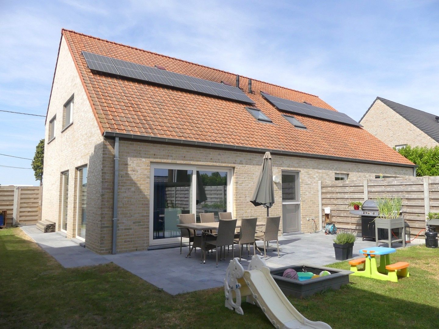 Recente nieuwbouw en lage energiewoning met tuin foto 14